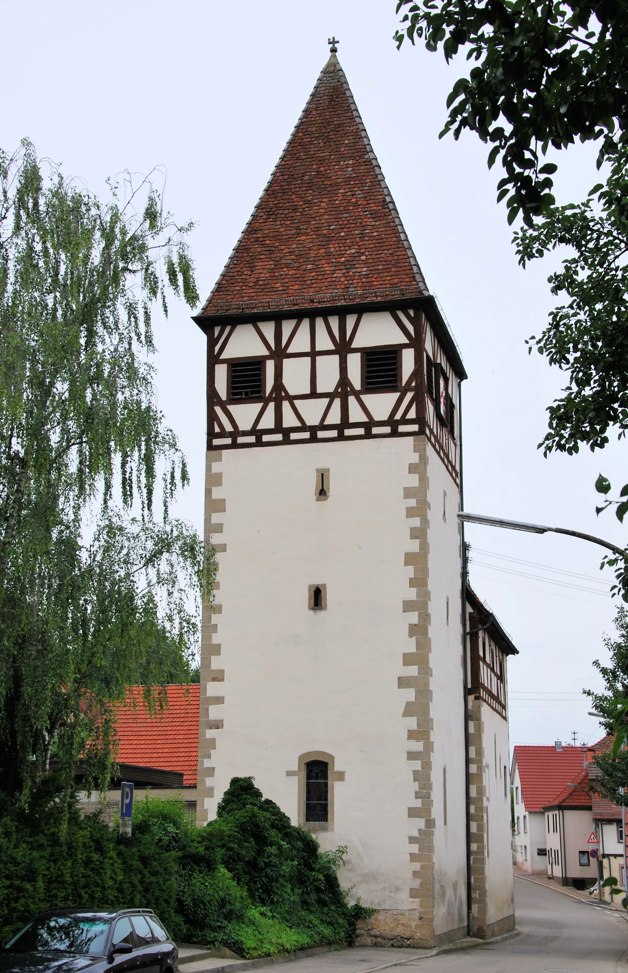 Photo showing: Turm der evangelischen Wehrkirche St. Alban und St. Wendelin in Künzelsau-Morsbach. Blick aus östlicher Richtung.