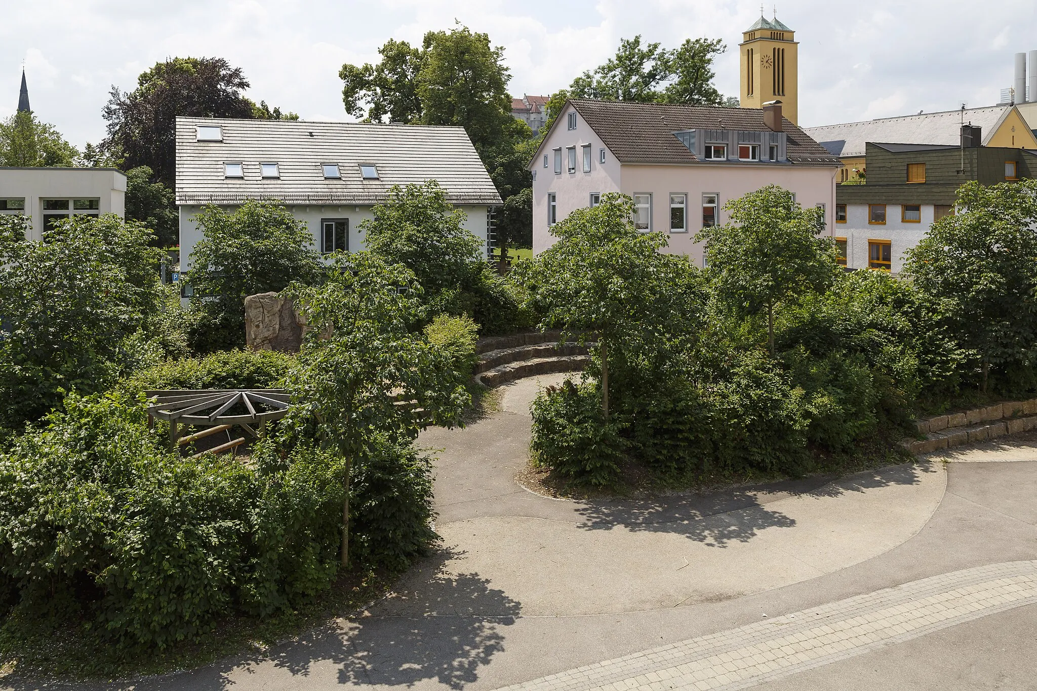 Photo showing: Heidenheim, Baden-Württemberg: Partial view of the school yard of Hellenstein-Gymnasium