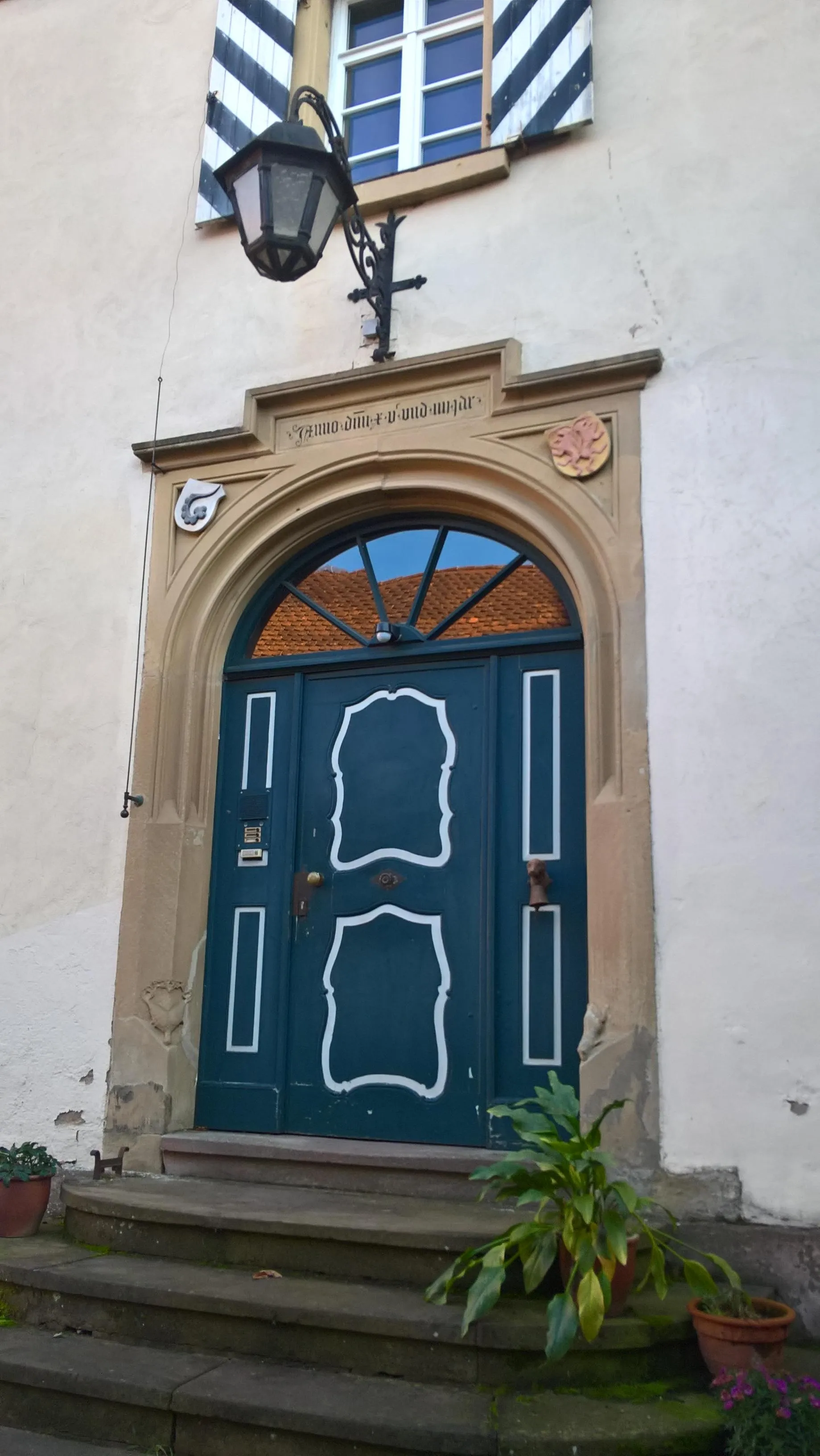 Photo showing: Den Eingang zieren die Wappen des Erbauers Sebastian von Adelsheim und seiner Gemahlin Ursula von Rechberg.