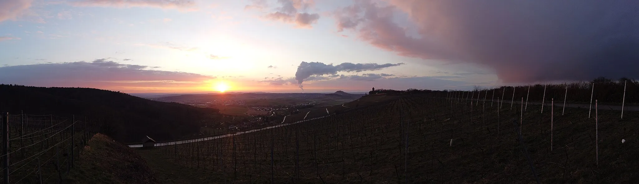Photo showing: Panorama über das Bottwartal kurz vor Sonnenuntergang, von Neuwirtshaus aus gesehen. In der Bildmitte links die Dampfwolke des KKW Neckarwestheim. Bildmitte rechts Burg Lichtenberg.