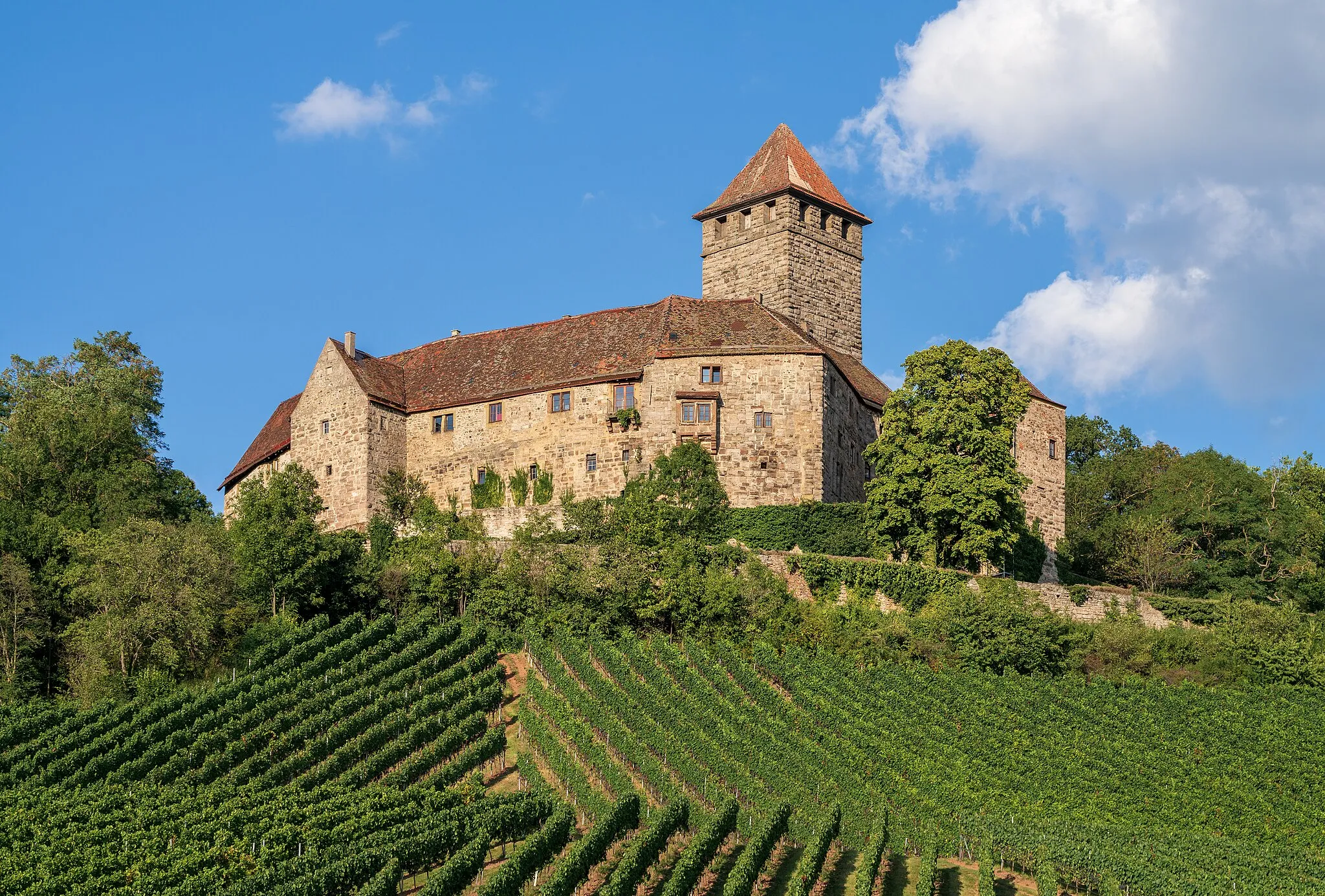 Photo showing: Lichtenberg Castle near Oberstenfeld (Ludwigsburg district, Germany) is one of the best preserved castles from the Staufer period. View from the vineyards from west-southwest.