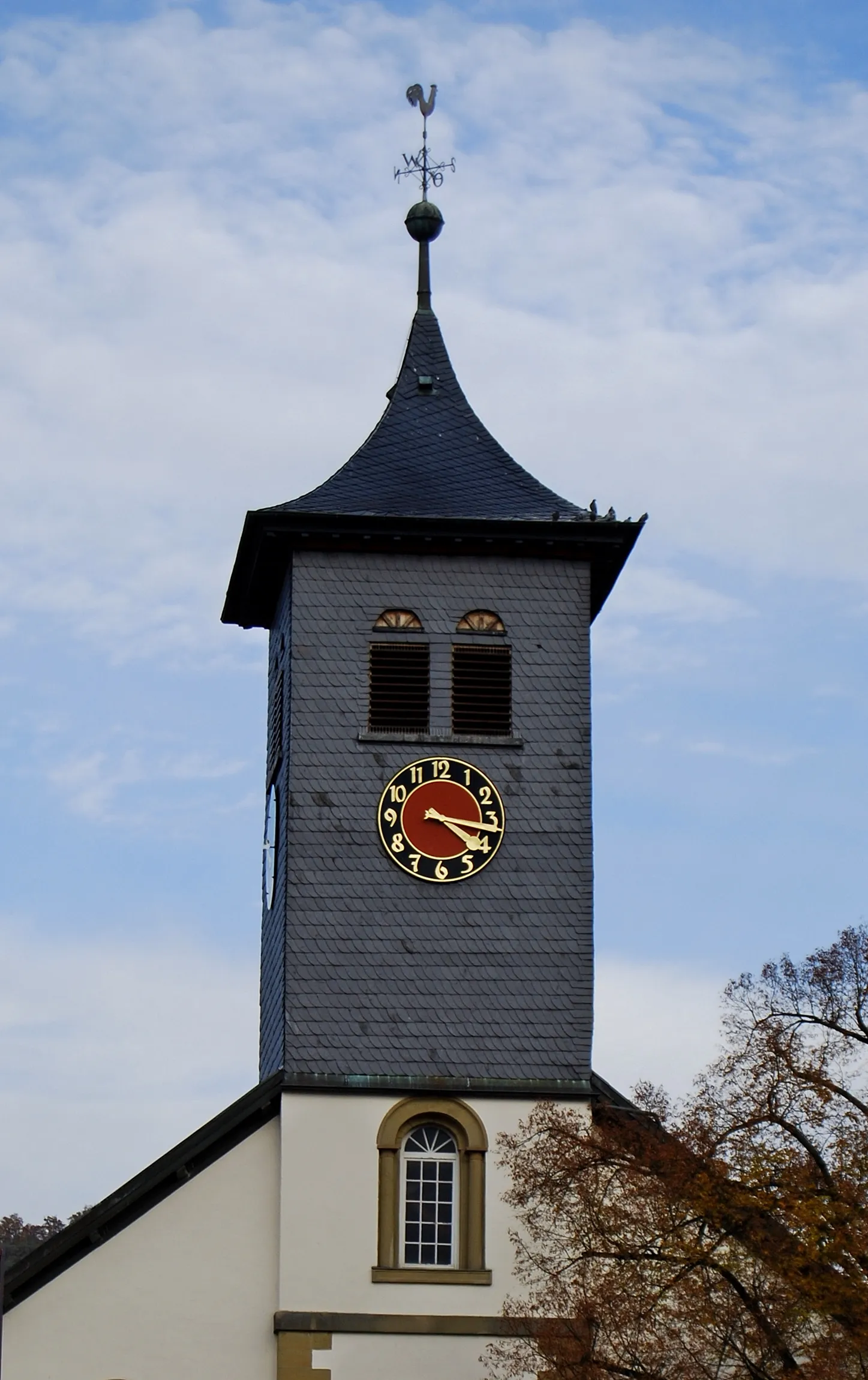 Photo showing: The tower of the church of Winzerhausen, Baden-Württemberg.