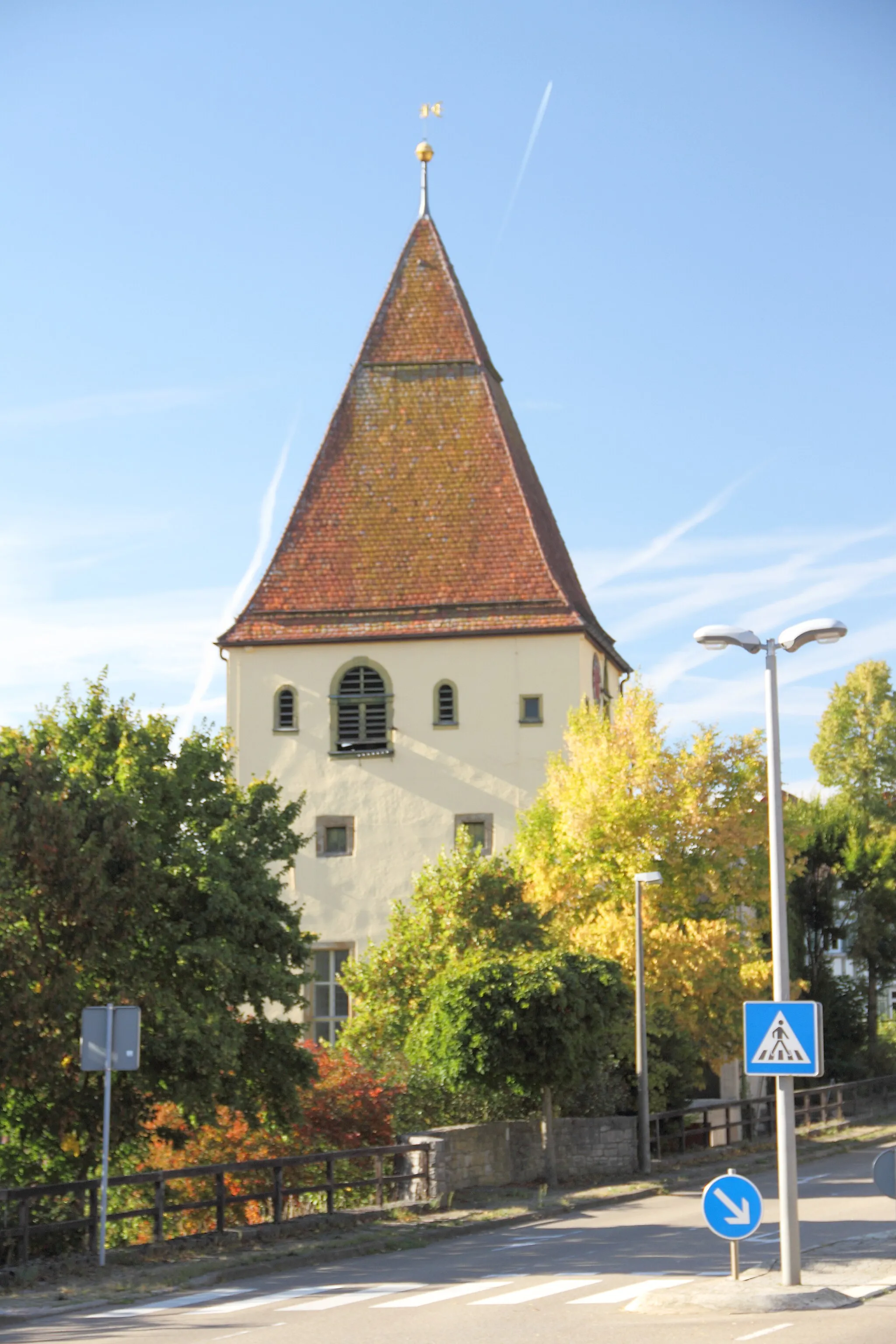 Photo showing: Die evangelische Pfarrkirche des Niederstettener Ortsteils Vorbachzimmern steht gem. §28 DSchG unter Denkmalschutz. Der alte frühgotische Turm ist in einen Neubau aus dem Jahr 1967 integriert. Auch im Innern ist der alte Turm deutlich vom modernen Inneren abgegrenzt.