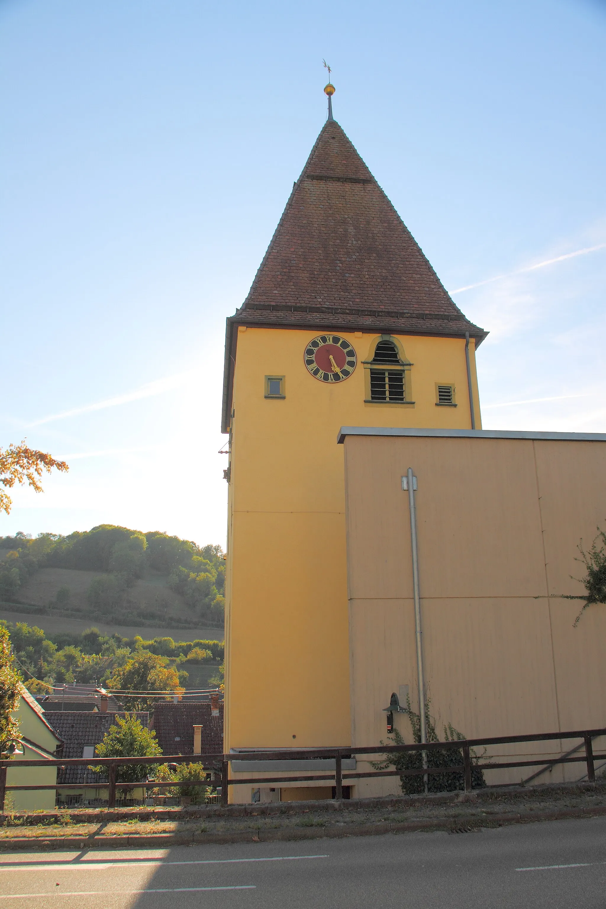 Photo showing: Die evangelische Pfarrkirche des Niederstettener Ortsteils Vorbachzimmern steht gem. §28 DSchG unter Denkmalschutz. Der alte frühgotische Turm ist in einen Neubau aus dem Jahr 1967 integriert. Auch im Innern ist der alte Turm deutlich vom modernen Inneren abgegrenzt.
