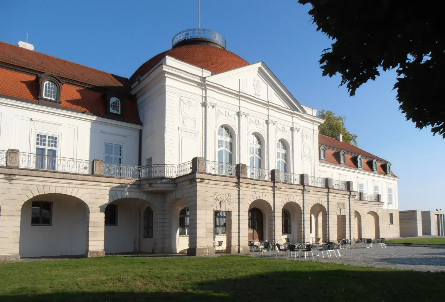 Photo showing: Die Westfront des Schiller-Nationalmuseums in Marbach/Schillerhöhe, im Abendlicht