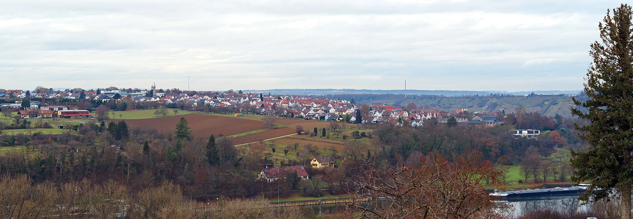Photo showing: Benningen am Neckar, von der Schillerkanzel (Marbach am Neckar) aus gesehen. Hochauflösendes Panorama aus 3 HRS Bildern zusammengesetzt.