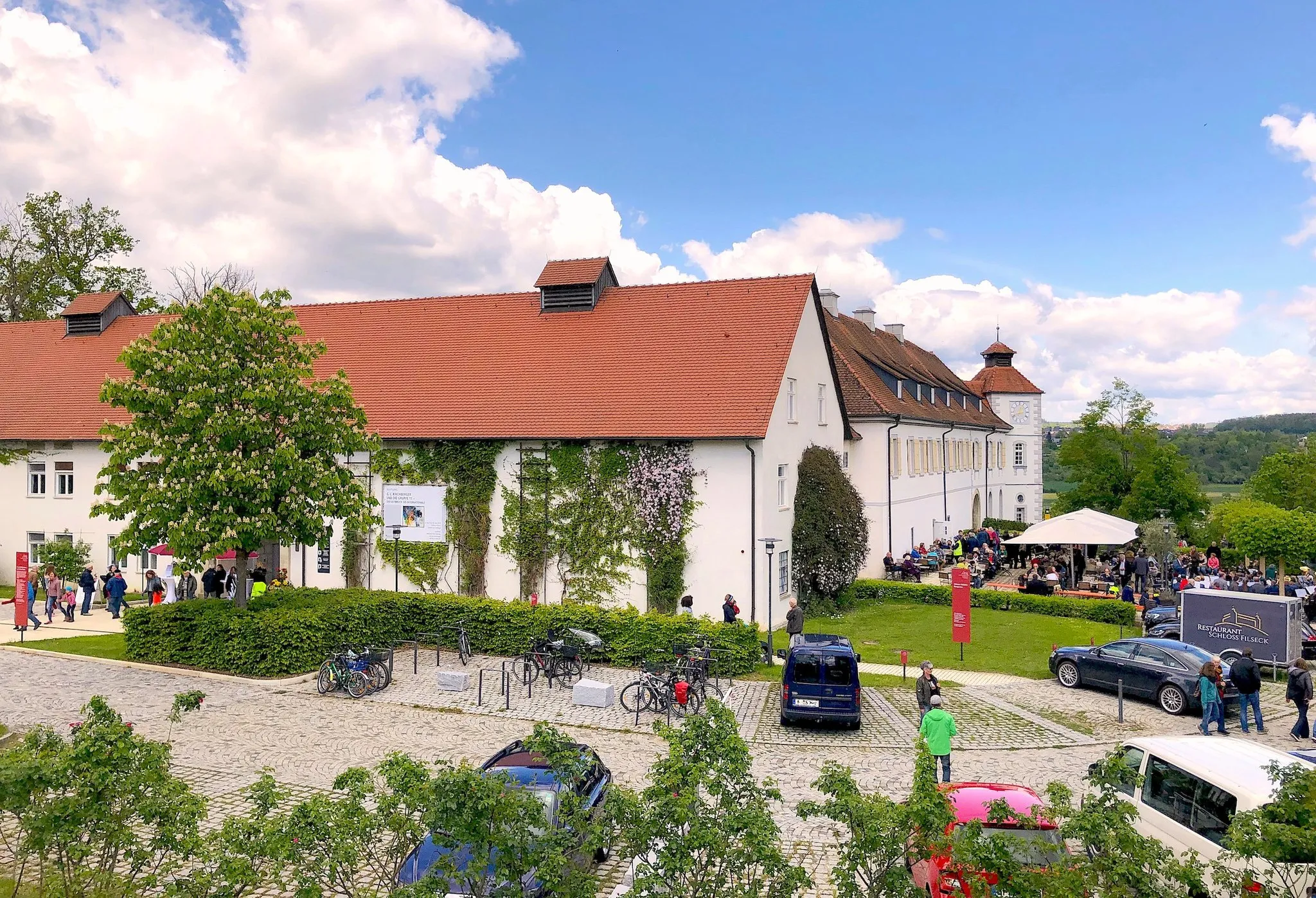 Photo showing: Schloss Filseck mit Teilen der Außenanlage (aufgenommen anlässlich des Schloss-Festes 2019)