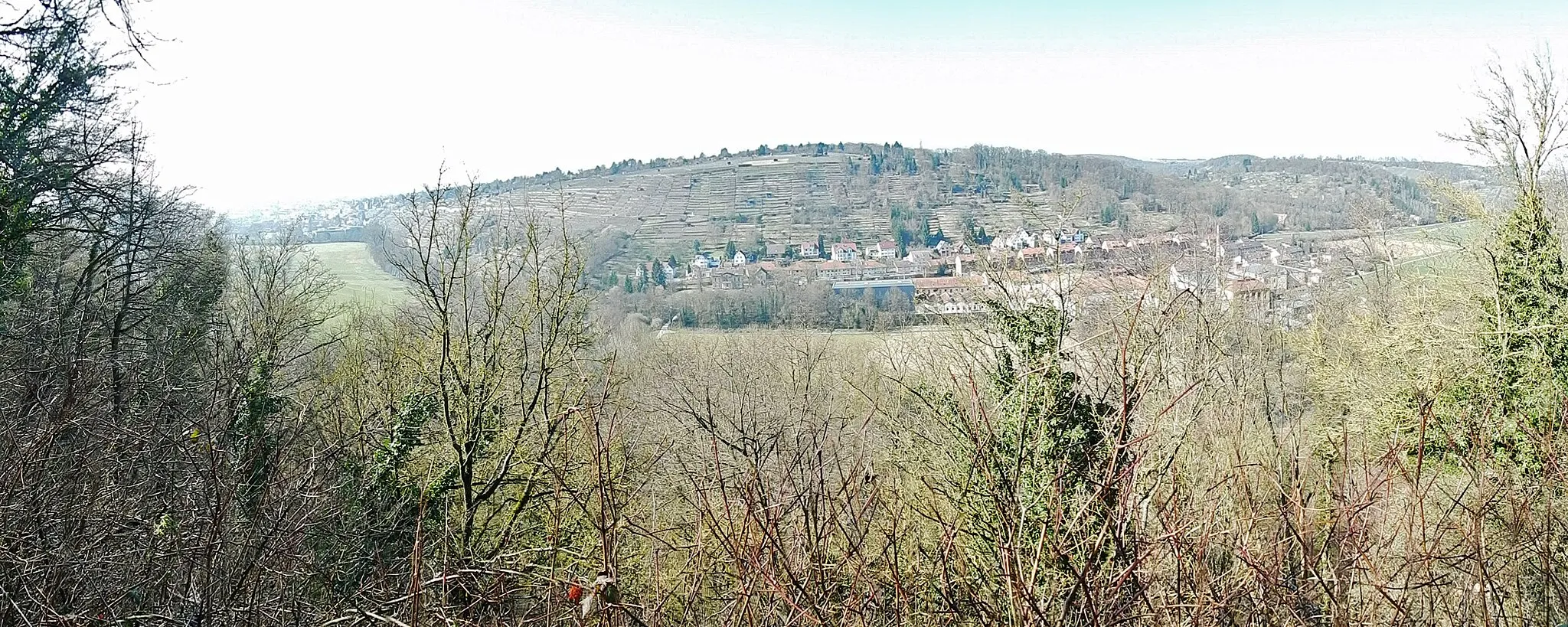 Photo showing: Ausblick vom "Fürstenstand" in das Enztal: Die Aussichtsplattform auf einem Muschelkalkfelsen wurde 1856 vom Kgl. Forstmeister Graf von Üxküll Gyllenband erbaut.