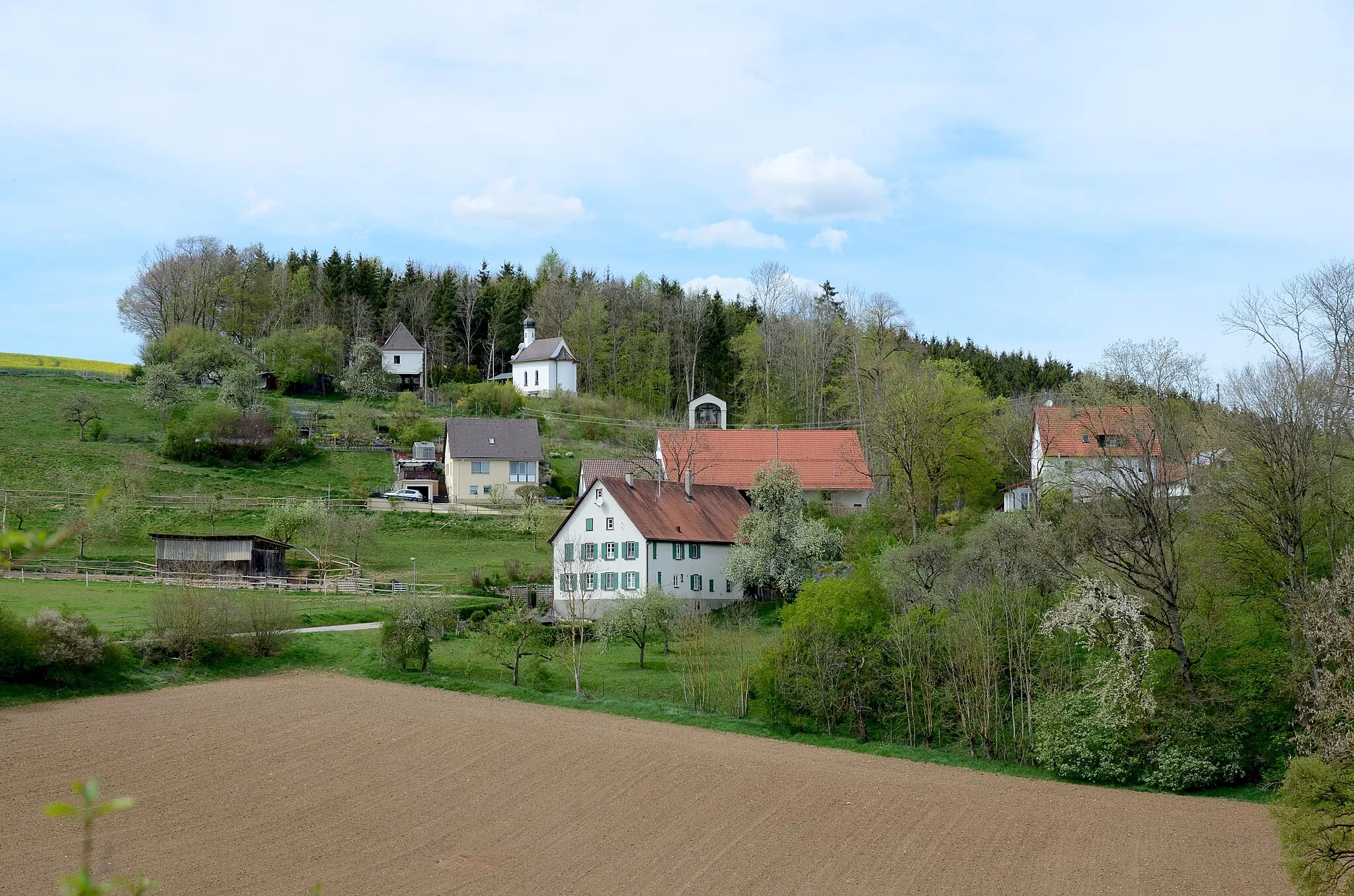 Photo showing: (LSG:BW-4.25.105)_Blaustein
Oberherrlingen bei Blaustein mit Bergkapelle Maria Hilf (2019)