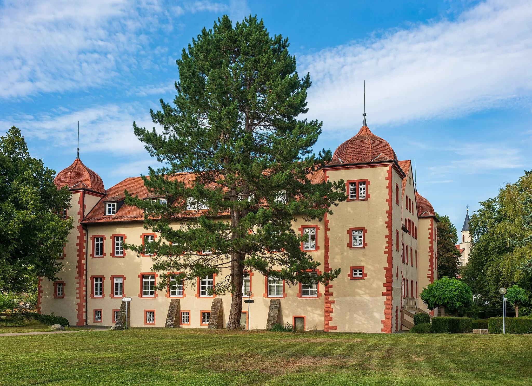 Photo showing: Oberderdingen (Landkreis Karlsruhe), Ortsteil Flehingen: das um 1565 erbaute ehemalige Wasserschloss Flehingen. Ansicht von Südwesten mit Abendsonne.