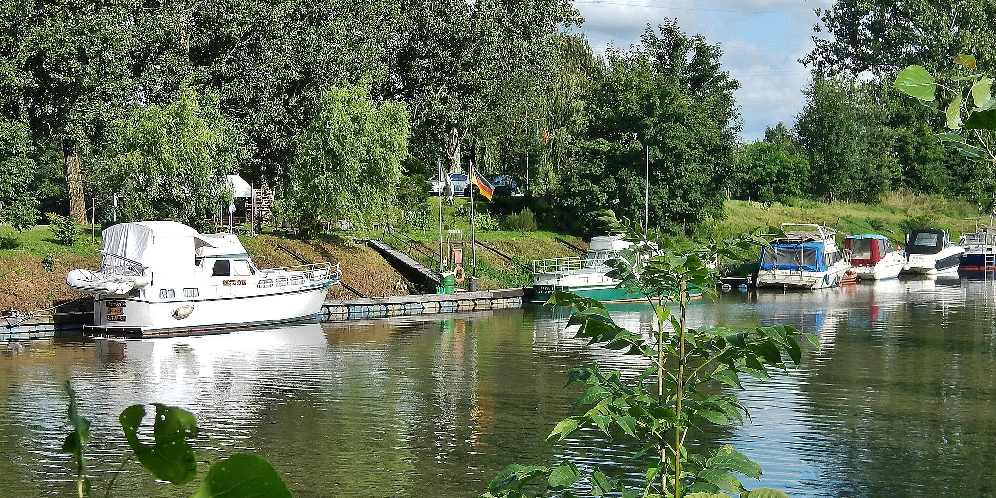 Photo showing: Beim 366 km langen Neckartalradweg: Freizeitboote am Neckar