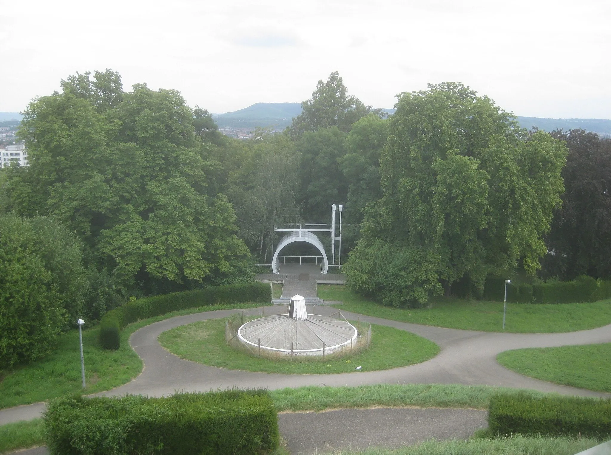 Photo showing: Haupteingang (Torbogen) zum Park der Villa Moser in Stuttgart („Laubentunnel“), davor ein ganzjährig holzverschalter Brunnen. Hinweis: Die Koordinaten geben die Position des Torbogens an.