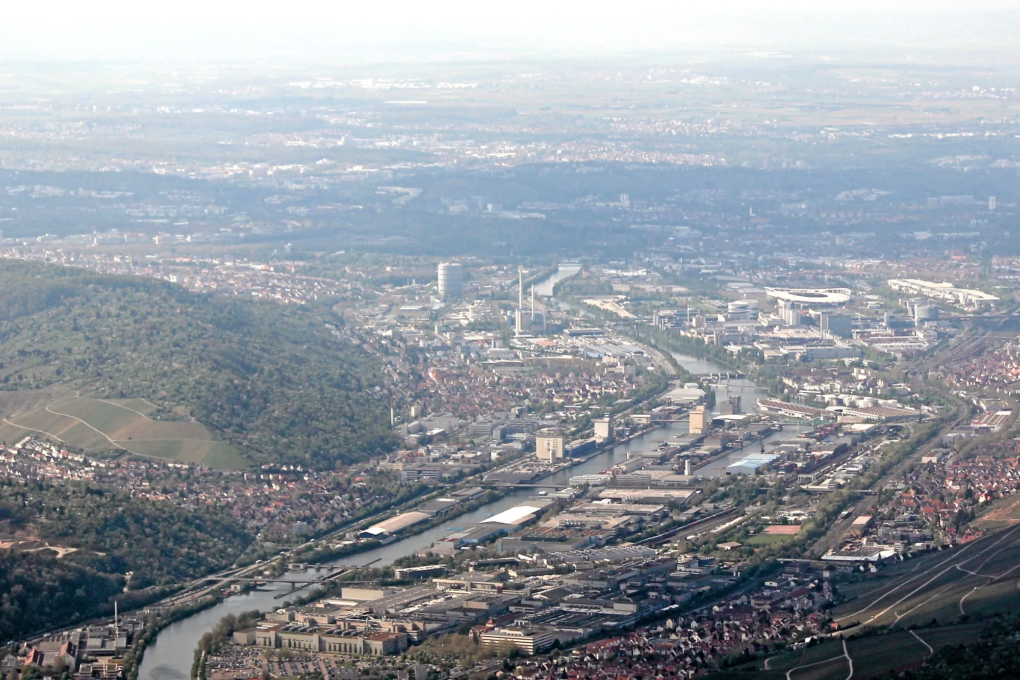 Photo showing: Aerial view of Stuttgart, facing Untertürkheim with the Daimler facilities, the Neckar river and adjacent suburbs including Bad Cannstatt with the stadium.