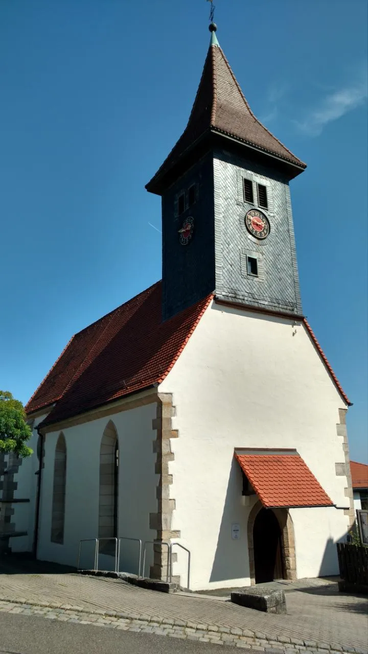 Photo showing: Ein der typischen kleinen "Dorfkirchen" im Stadtgebiet Stuttgart: die ev. Kirche Heumaden