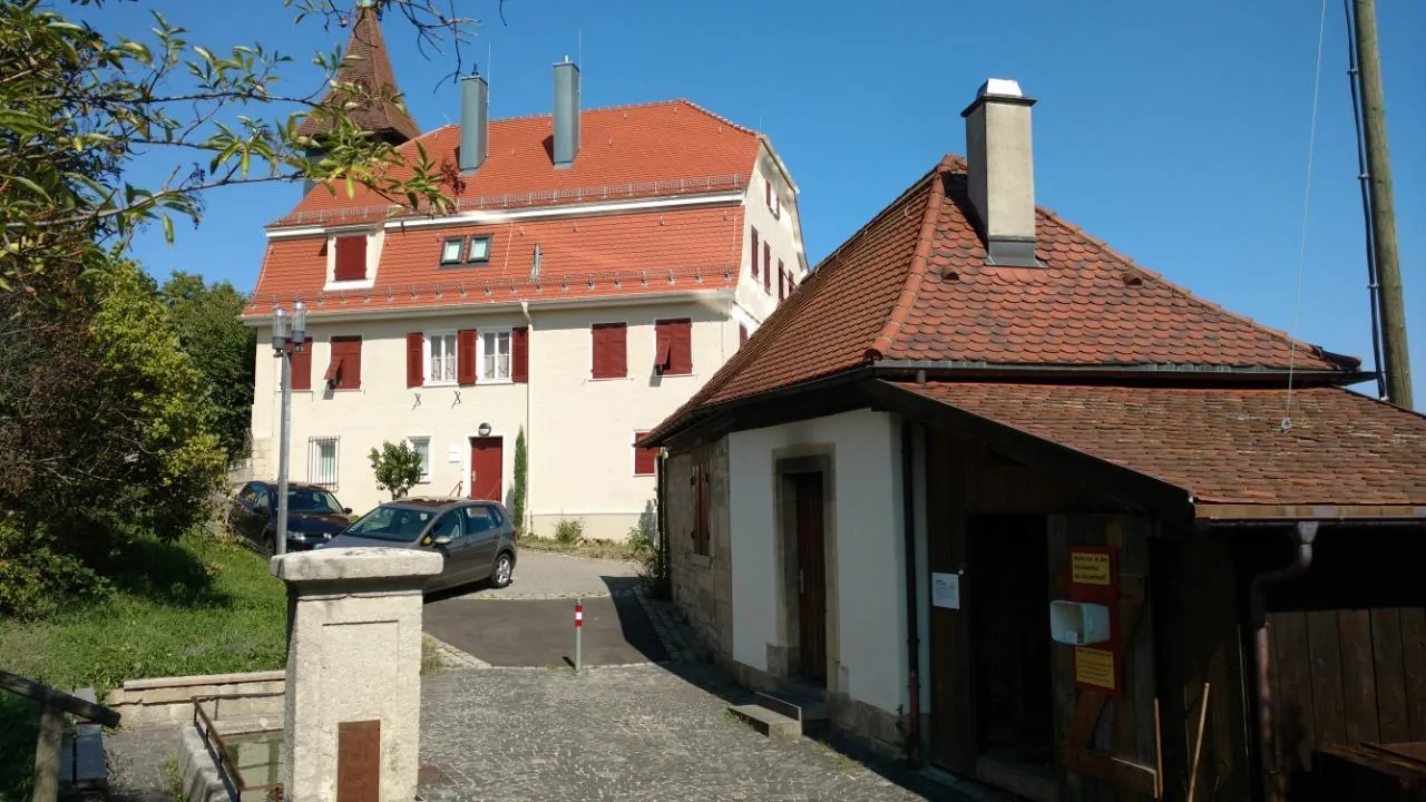 Photo showing: Schönes Ensemble im alten Ortskern von Heumaden (Stuttgart): Brunnen, Backhaus, Pfarrhaus, Kirche