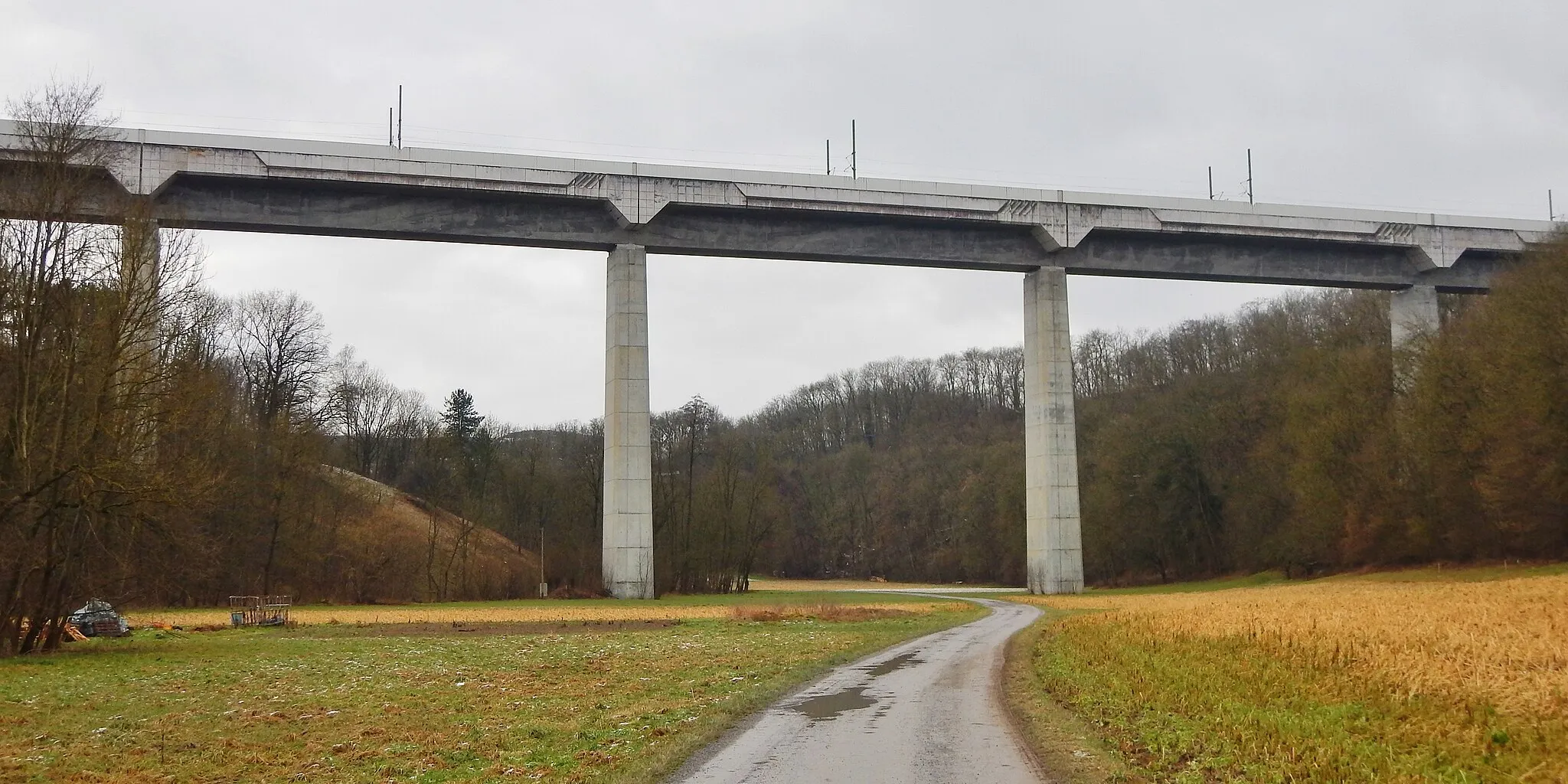Photo showing: Eisenbahnbrücke der Schnellbahntrasse, Schnellfahrstrecke Mannheim–Stuttgart über das Glemstal