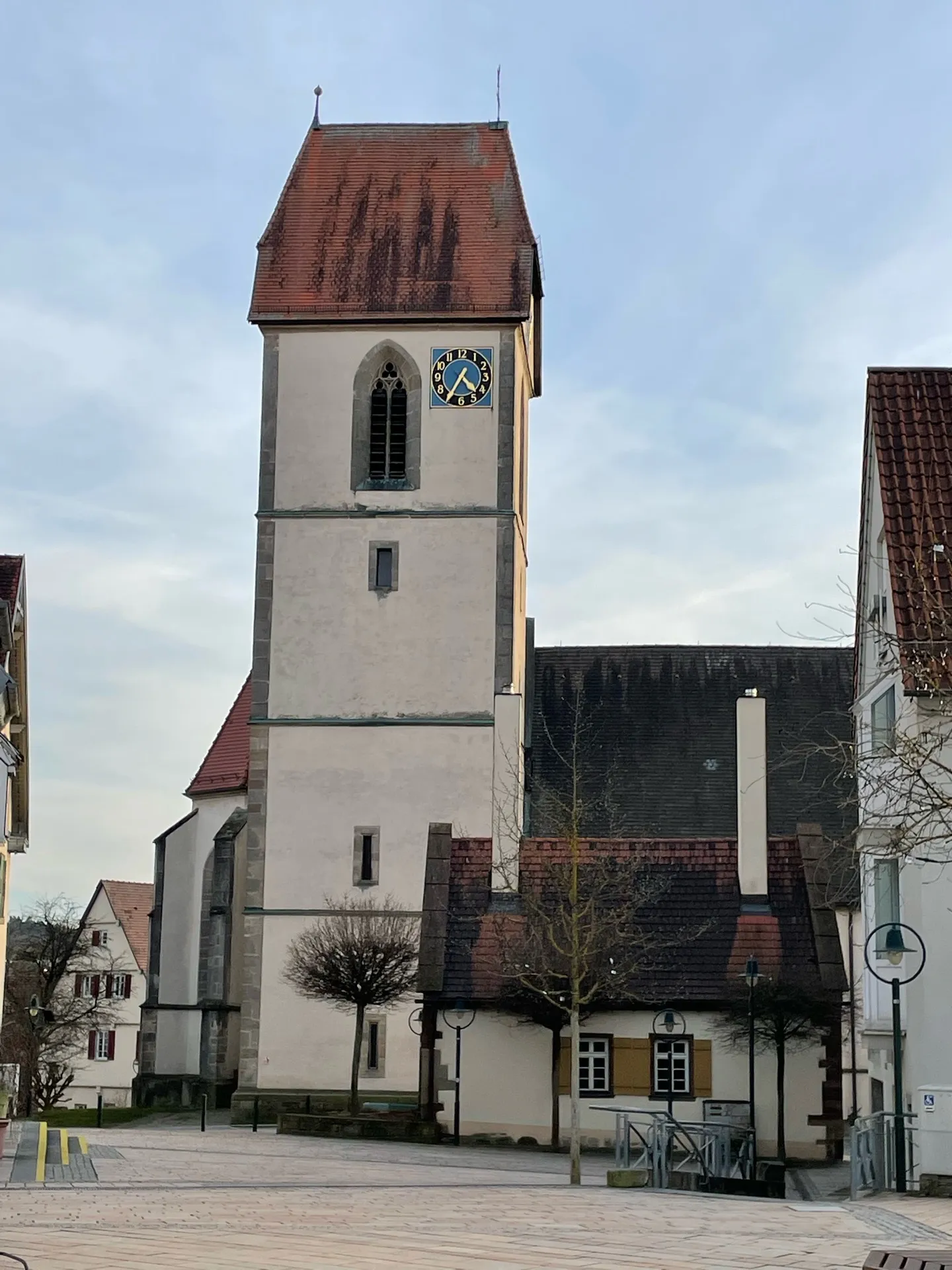 Photo showing: Von Norden aus gesehen kommt der Turm besonders zur Geltung. Stammt *vielleicht* in Teilen schon aus der Zeit um 1000.