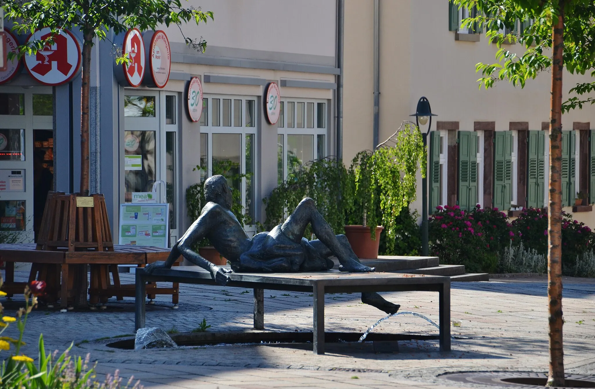 Photo showing: Skulptur vor der Bismarck Apotheke in Ehningen