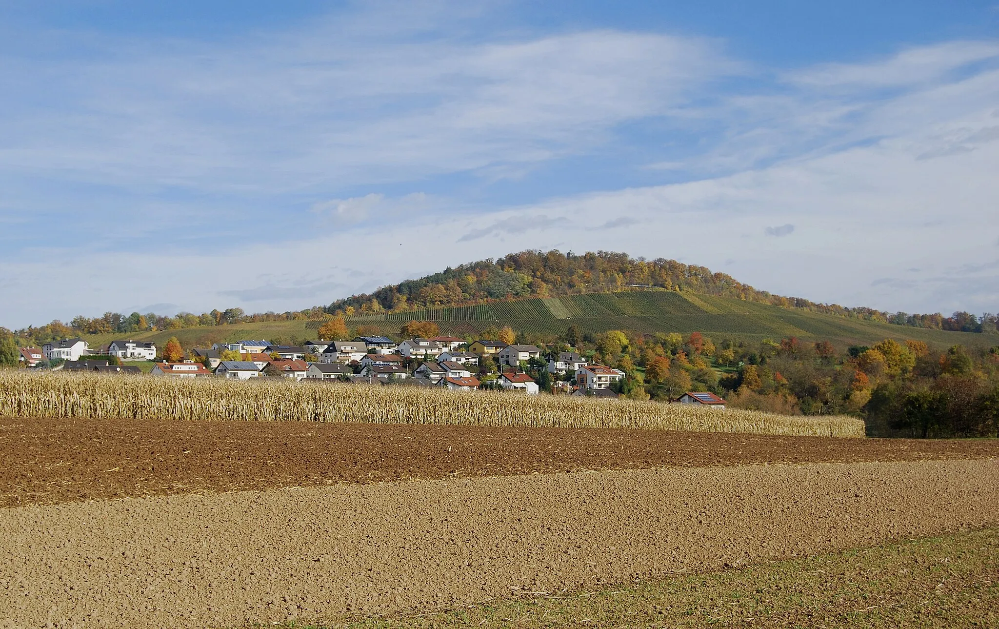 Photo showing: The village Winzerhausen with the mountain Wunnenstein, Baden-Württemberg.
