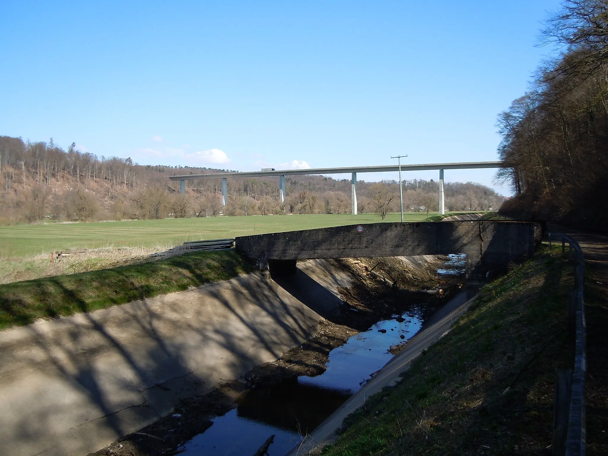 Photo showing: Kleine Brücke (max. 2,5 t Gesamtgewicht) über den Neckarkanal des Kraftwerks Altenburg (Reutlingen). Am Tag der Aufnahme (28. März 2019) war der Neckarkanal wegen Wartungsarbeiten im Kraftwerk nicht geflutet. Im Hintergrund das Neckartalviadukt B464.