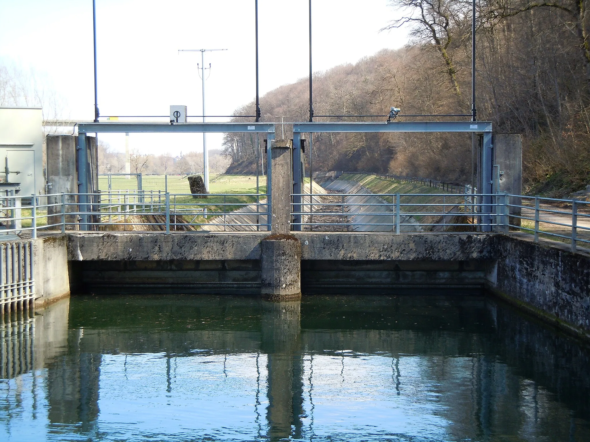 Photo showing: Am Tag der Aufnahme (28. März 2019) war das Sperrwehr geschlossen und der Neckarkanal wegen Wartungsarbeiten im Kraftwerk nicht geflutet.