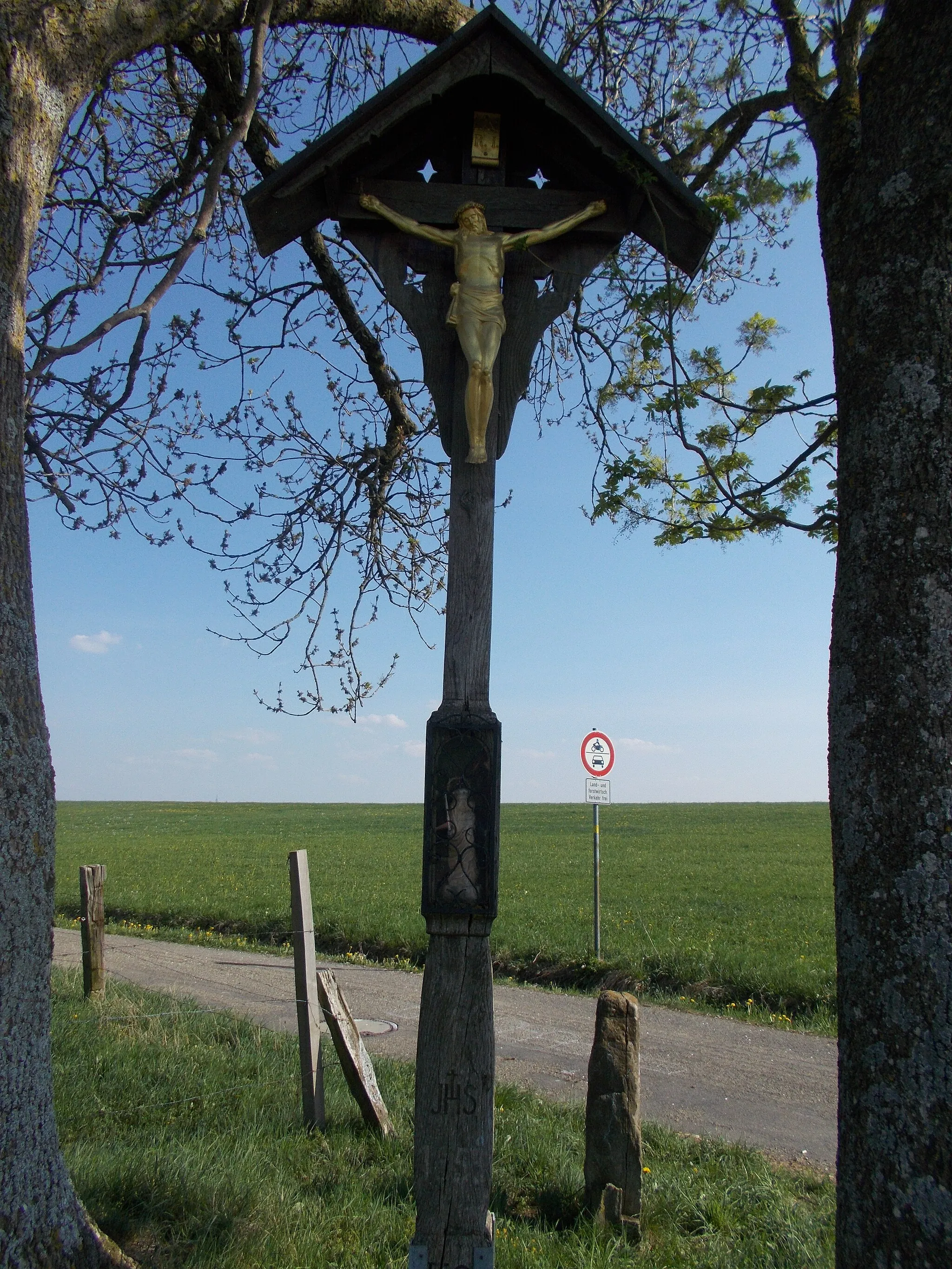 Photo showing: Holzkreuz mit Marienstatue
Aalen Dewangen neben K3239