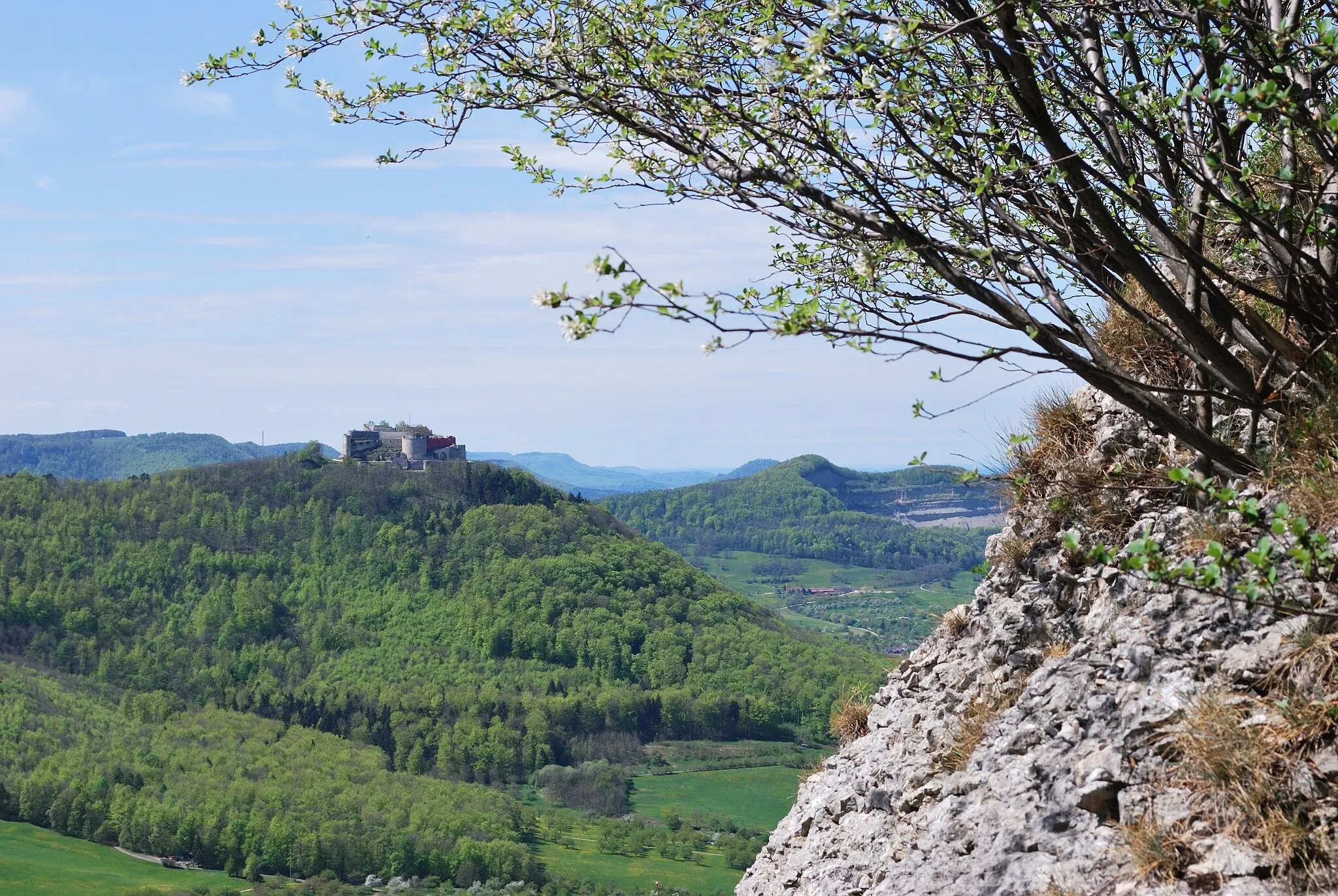 Photo showing: The Hohenneuffen Castle in Swabian Jura in the German Federal State Baden-Württemberg, seen from the Beuren Rock.