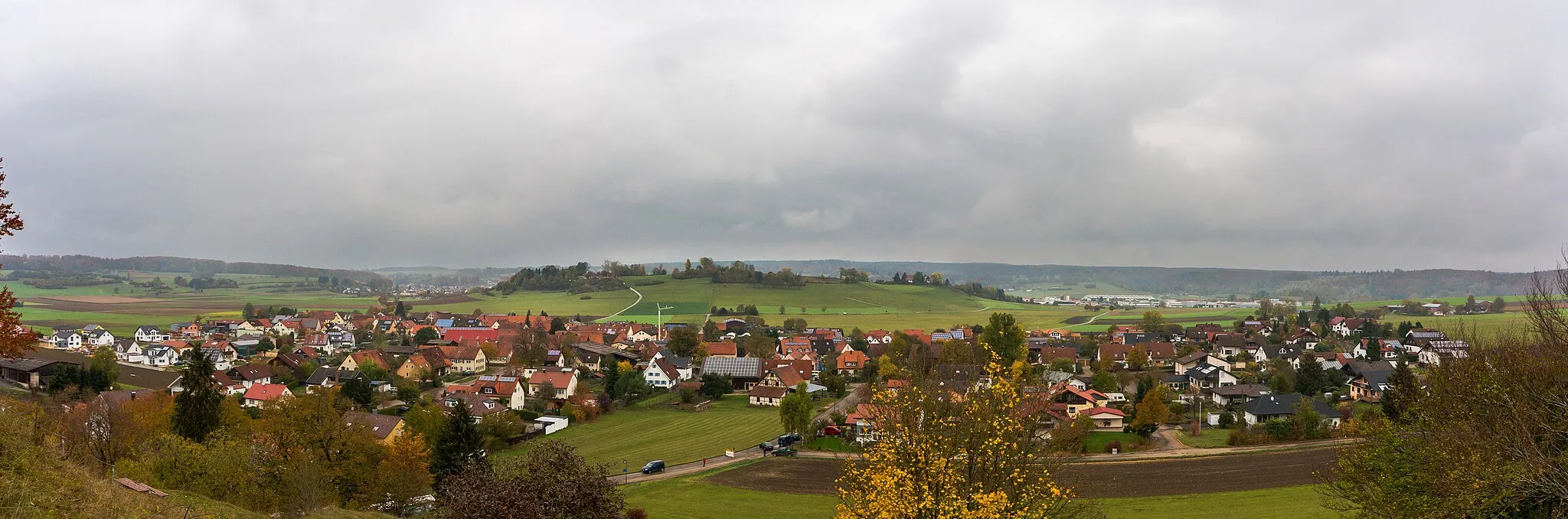 Photo showing: Panoramic view into the Steinheim Basin with the central uplift, as seen from the southern crater rim (Burgstall), Baden-Württemberg, Germany