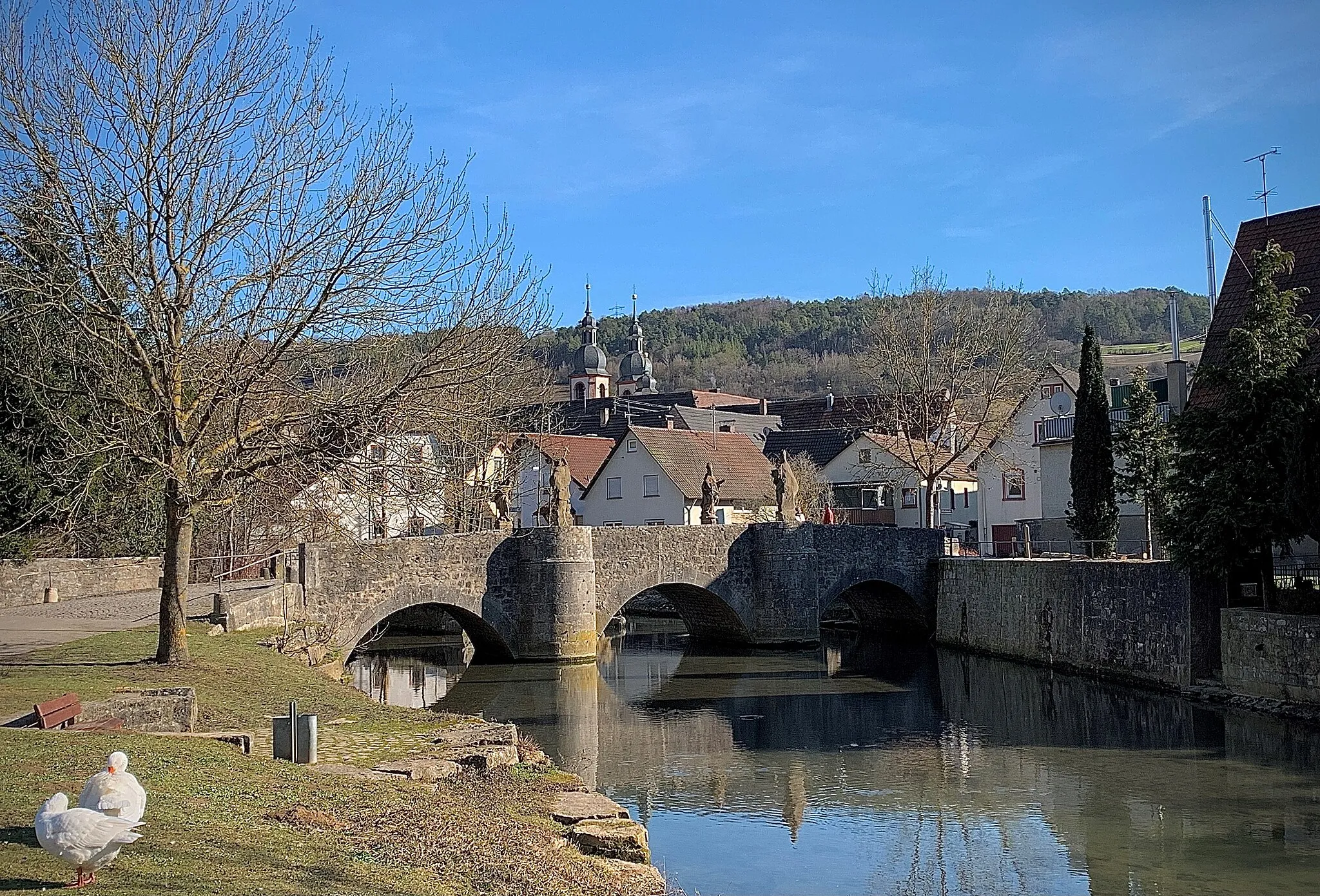 Photo showing: Der Grünbach mit Grünbachbrücke in Gerlachsheim