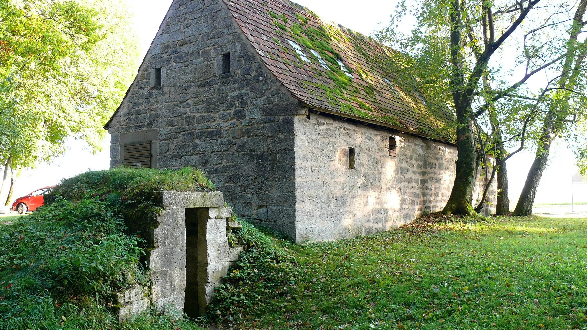 Photo showing: Flachsbrechhütte in Creglingen-Finsterlohr-Burgstall, vorn die Darre zur Hitzeerzeugung