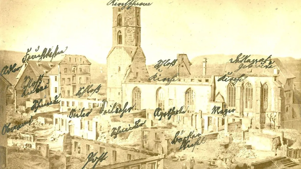 Photo showing: Photographie der zerstörten Gebäude in der Innenstadt. Gaildorf, 1868