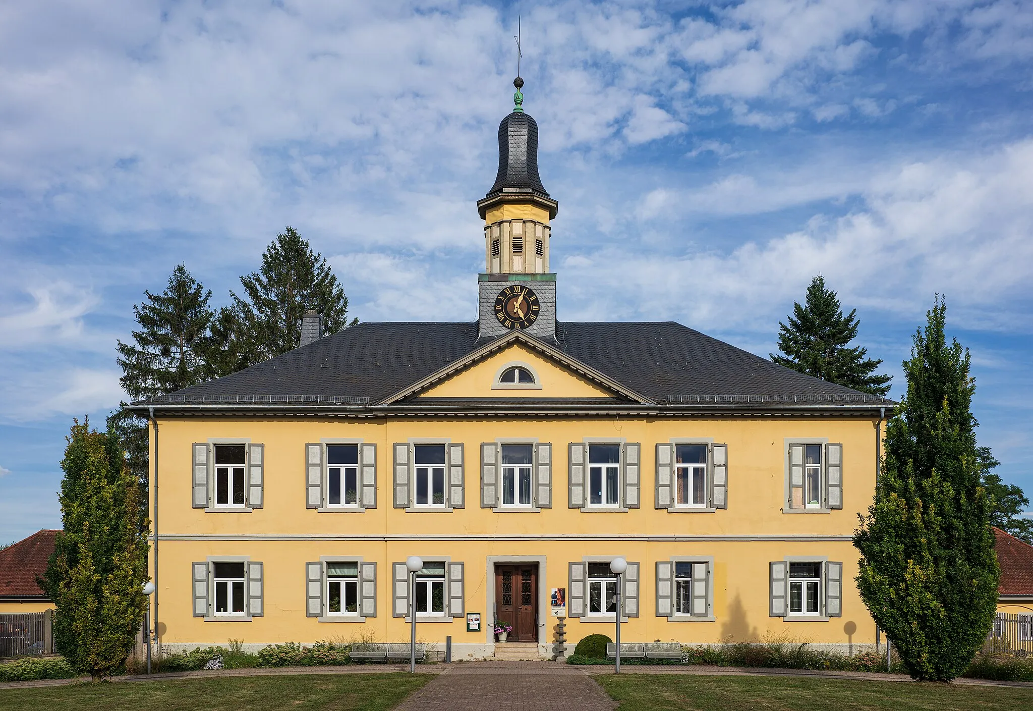 Photo showing: Bad Rappenau: The Saline Office building, view of the main facade from the west. This building, built around 1830, was the seat of the administration of the Ludwigssaline, the salt production from which was once very important.