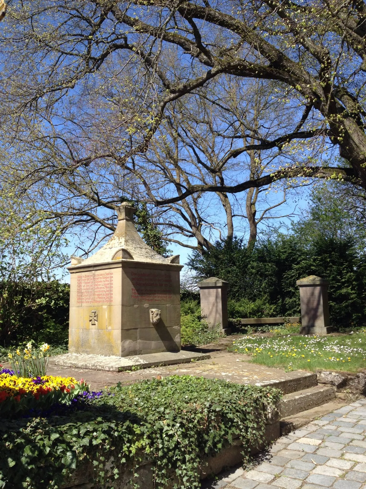 Photo showing: Kriegerdenkmal vor der Kirche in Baumerlenbach