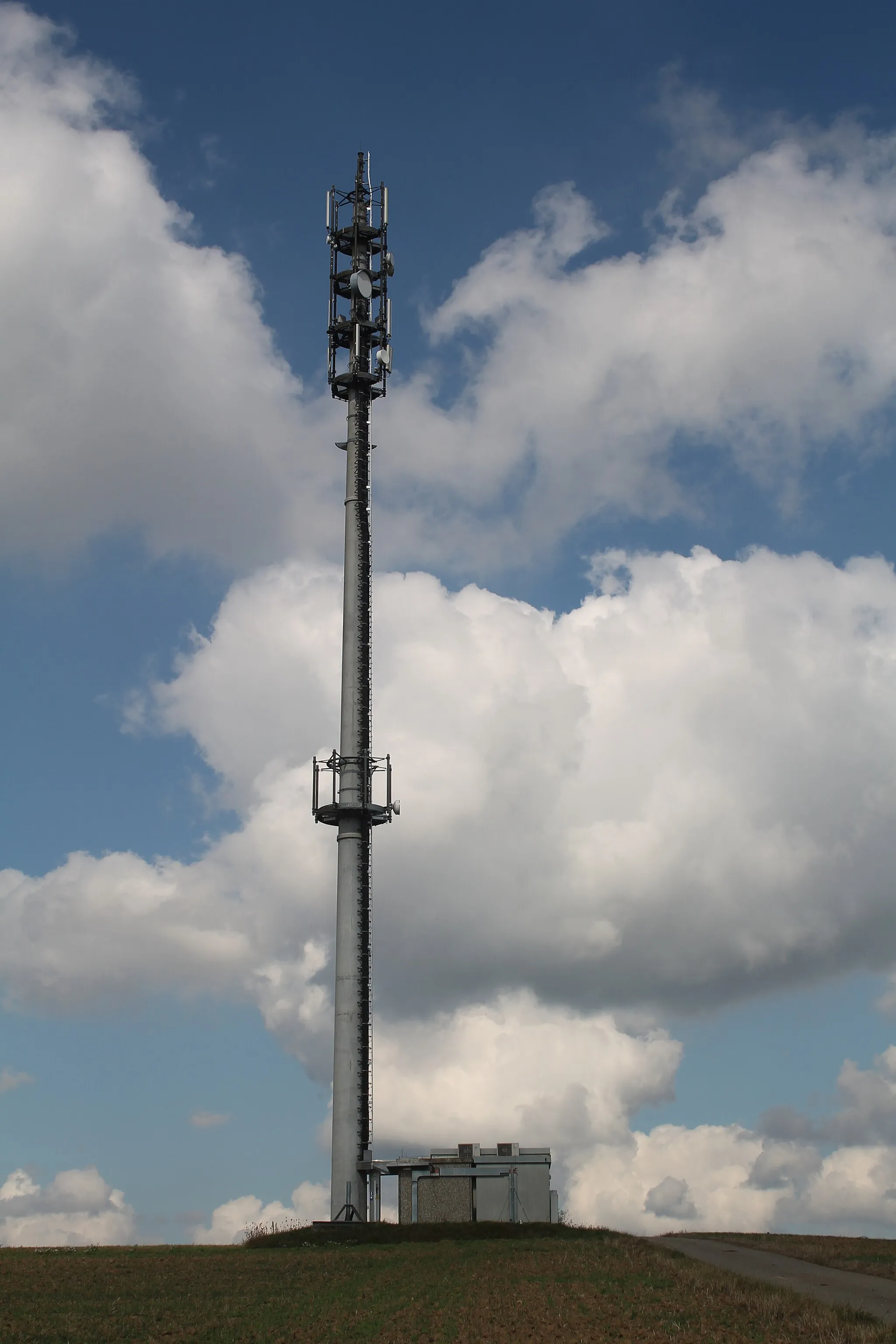 Photo showing: Grossglattbach Radio Tower
Camera location 48° 54′ 57.57″ N, 8° 54′ 57.2″ E View this and other nearby images on: OpenStreetMap 48.915992;    8.915888