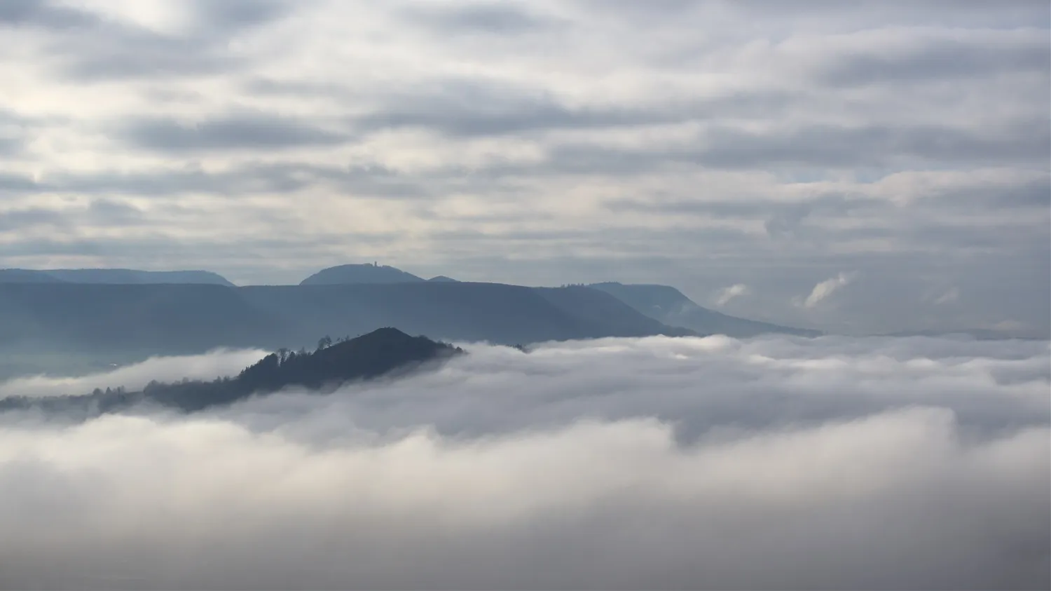 Photo showing: View over the extinct volcanoe Georgenberg and the cuesta of the Swabian Alb (Germany).