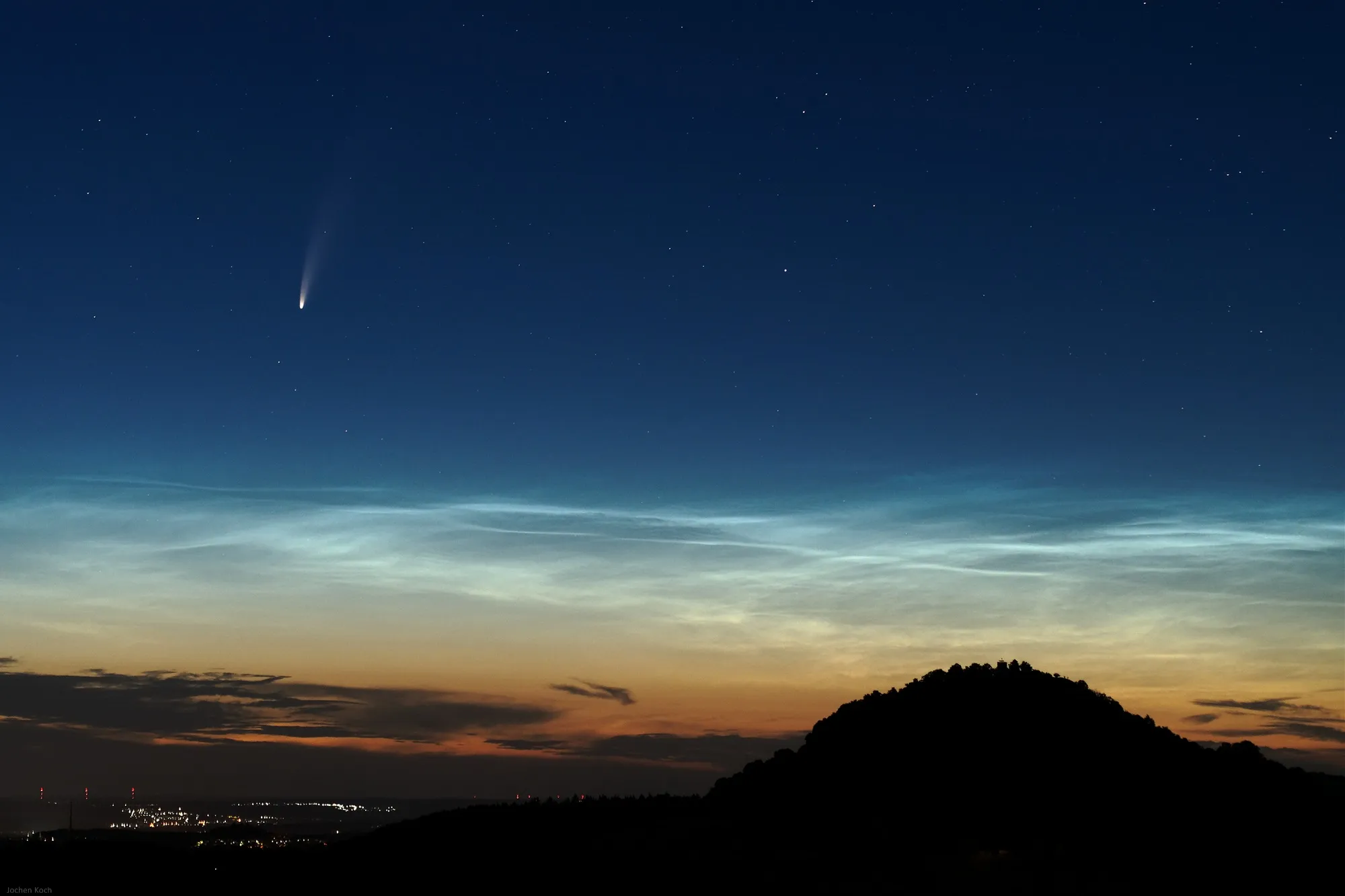 Photo showing: Comet C/2020 F3 (NEOWISE) with noctilucent clouds.
Location: Georgenberg, Reutlingen, Germany.
Date: 2020/07/10

Time: 01:44 UTC