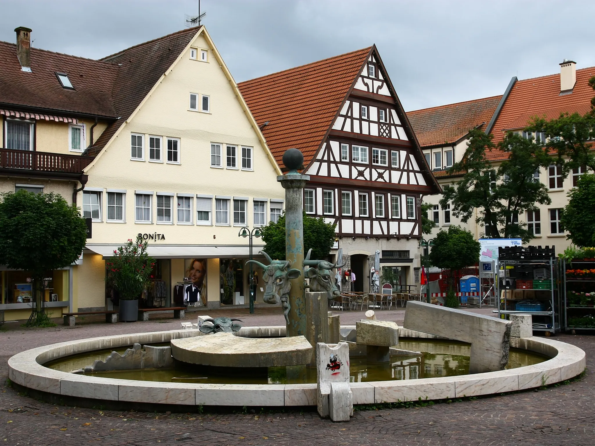 Photo showing: Der Brunnen am Schillerplatz (von Gunther Stilling) in Nürtingen, Deutschland