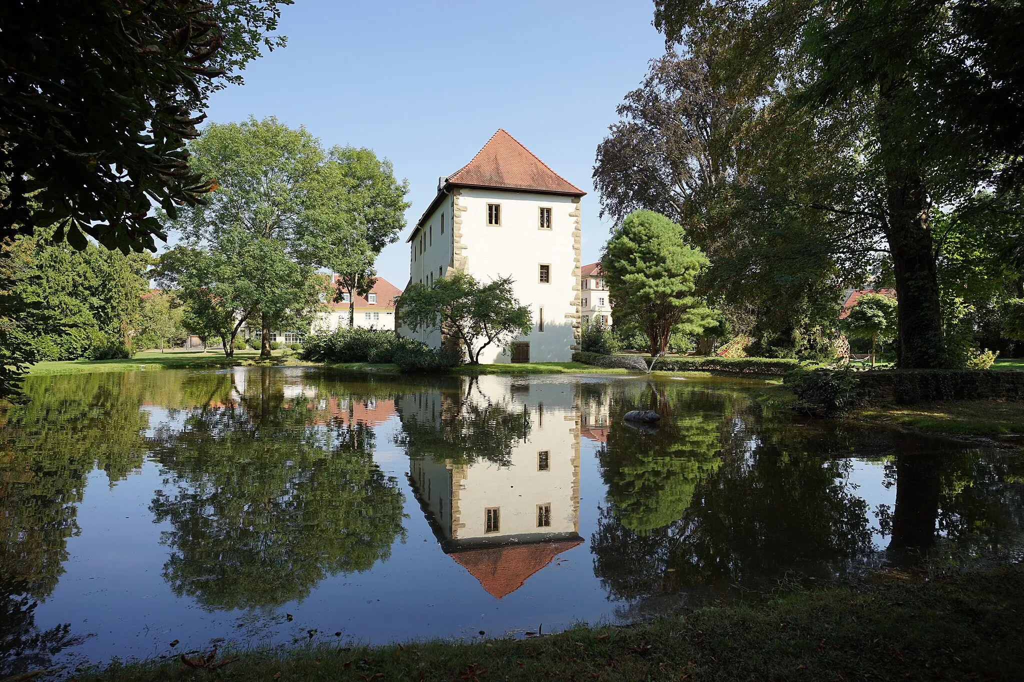 Photo showing: Ansicht des Alten Schlosses in Neckarbischofsheim, gesehen von Westen über den Schlossteich.