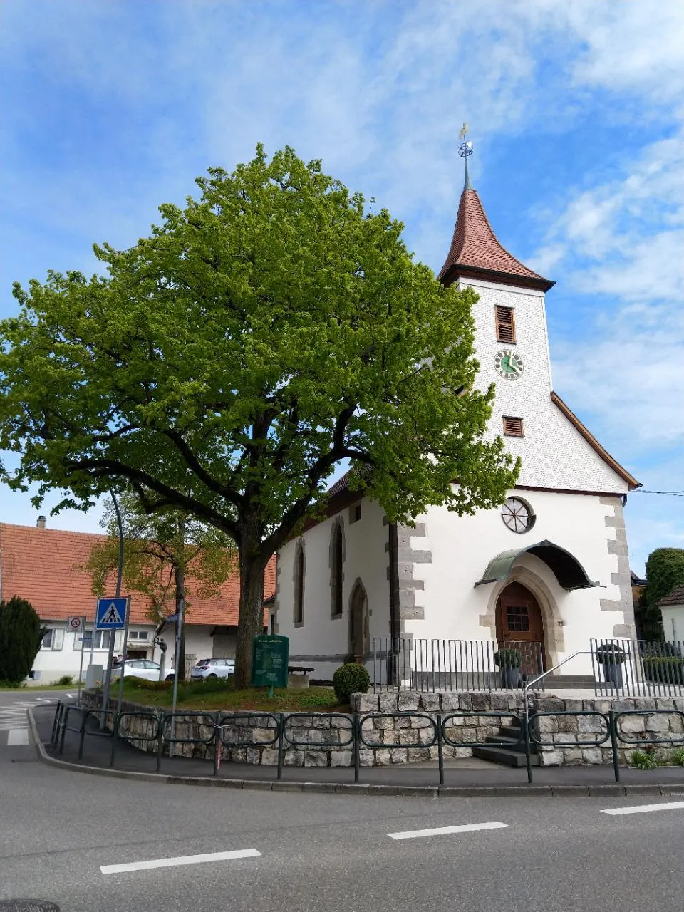Photo showing: Kirche mit Linde, so muss es sein! Im Ortskern von Schlichten auf dem Schurwald