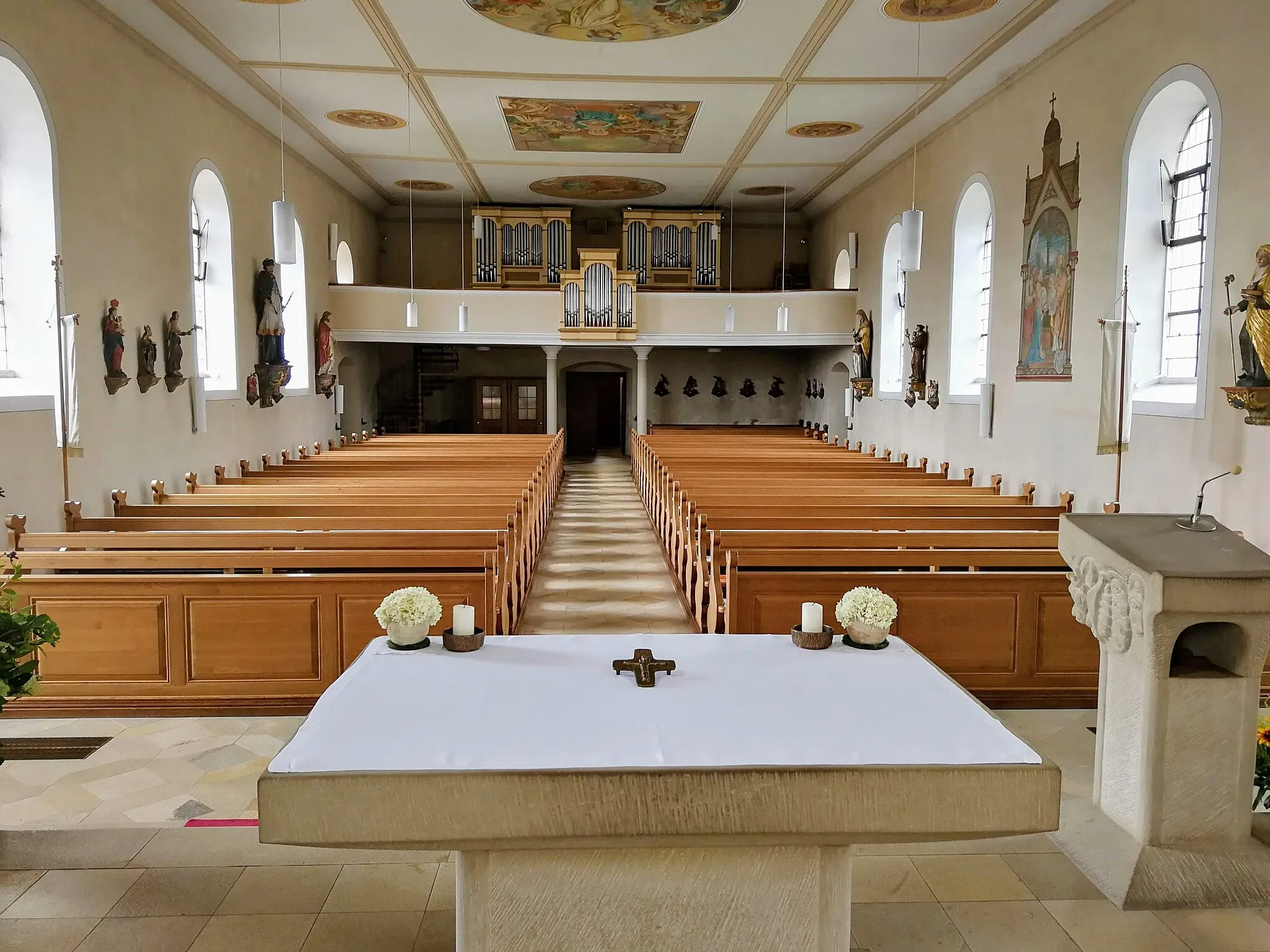 Photo showing: Innenraum mit Sandtner-Orgel (II/P/18, 1987) der katholischen Pfarrkirche Zur Schmerzhaften Mutter Gottes Ellenberg, Ostalbkreis, Baden-Württemberg, Deutschland
