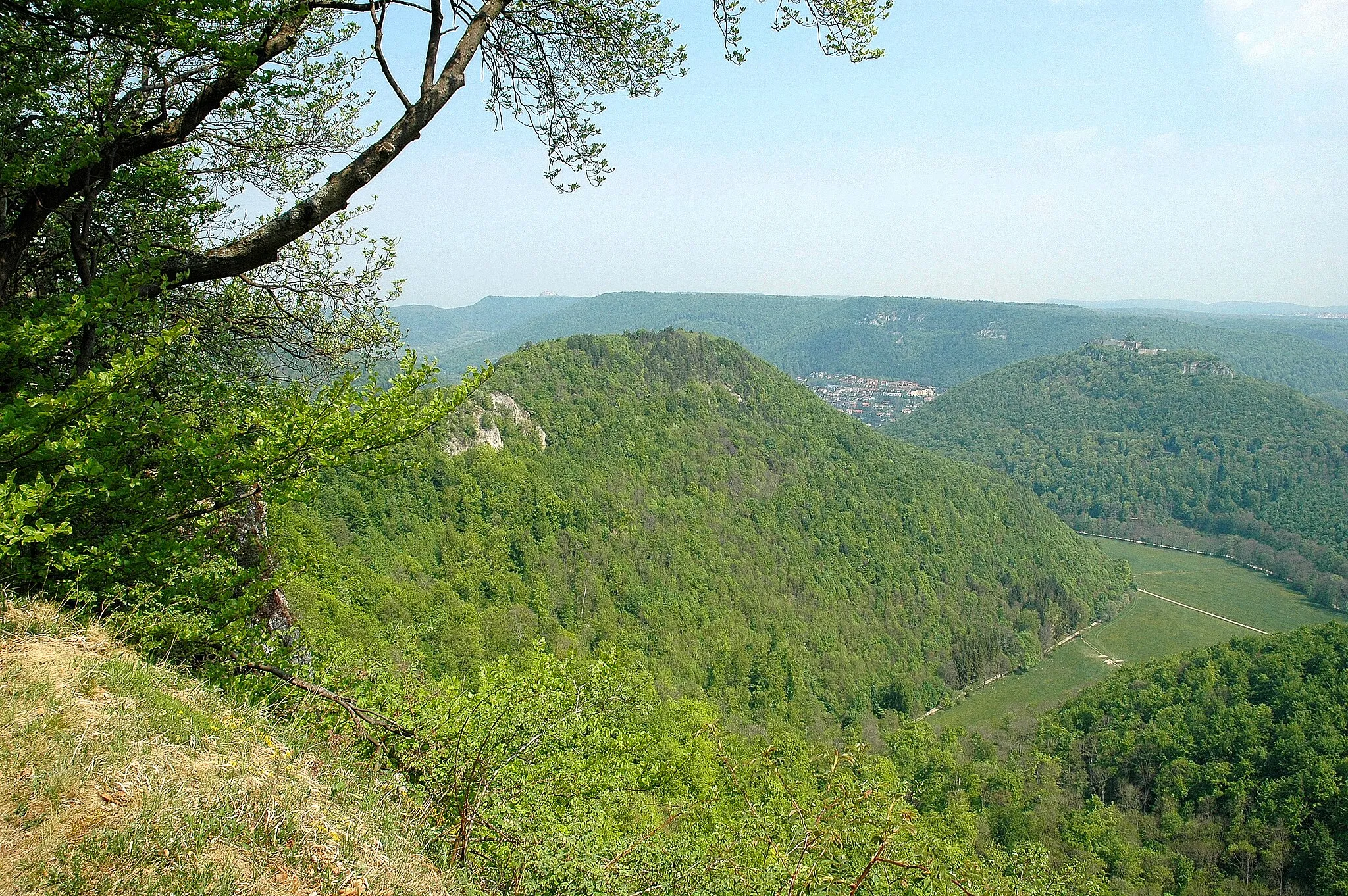 Photo showing: Uracher Talspinne Blick vom Albtrauf im Naturschutzgebiet Rutschen auf Runder Berg (links) und Burg Hohenurach (rechts)