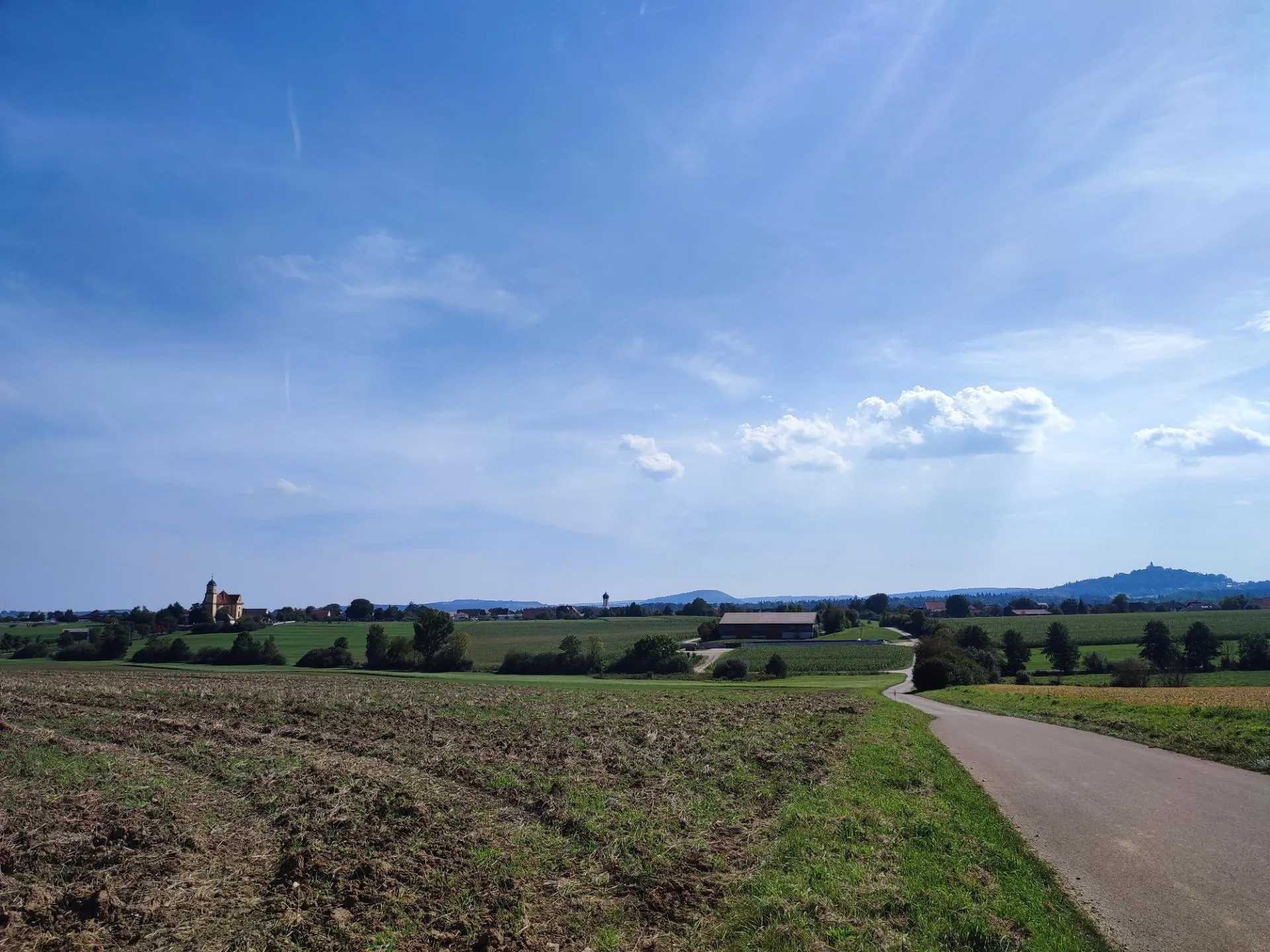 Photo showing: Ortsansicht von Norden auf Zöbingen mit der Wallfahrtskirche ganz links, dem Ipf und Schloss Hohenbaldern im Hintergrund