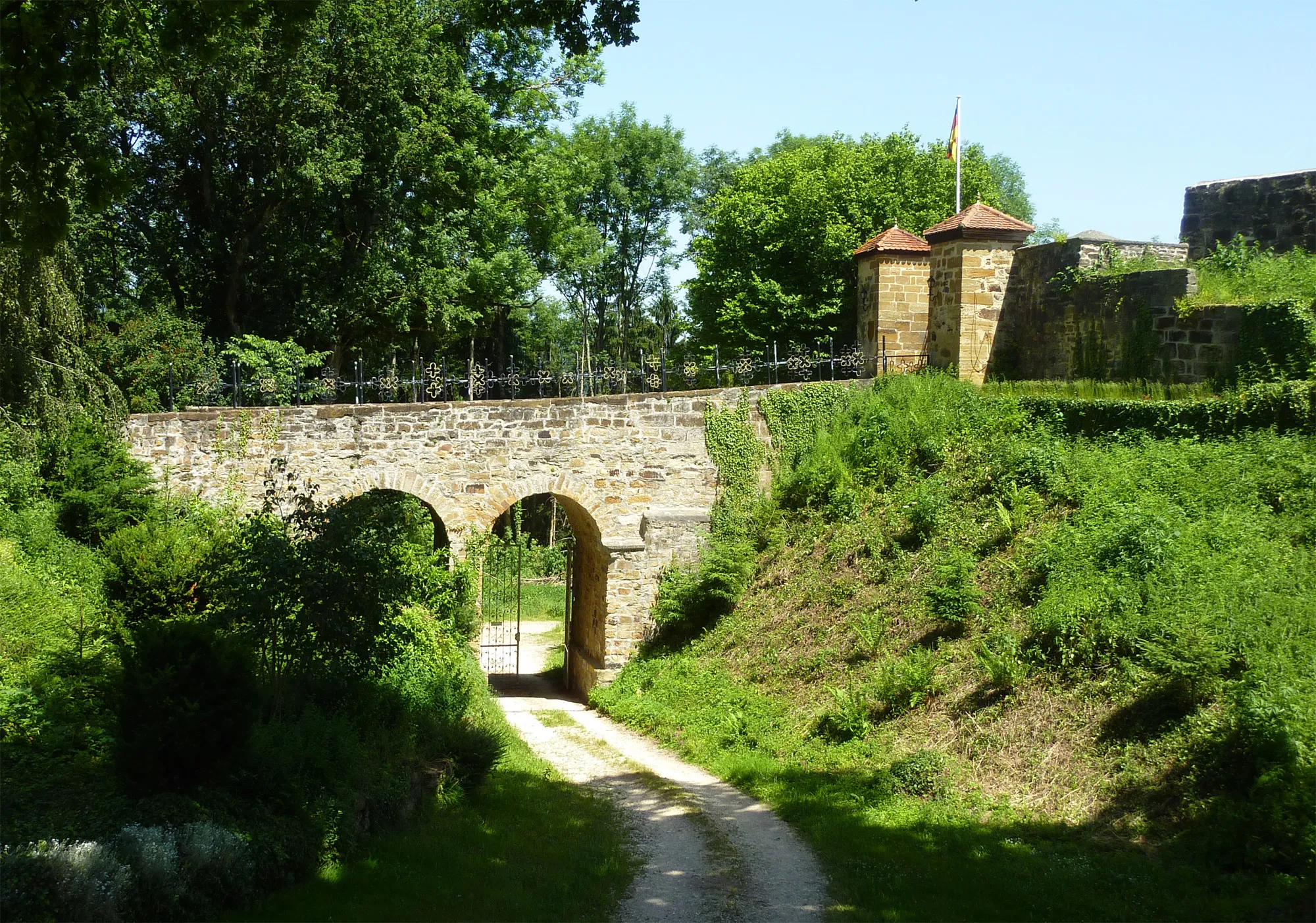 Photo showing: Eingangsbrücke von Burg Ramsberg (Donzdorf)