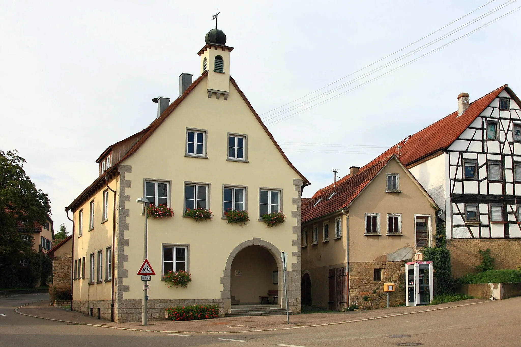 Photo showing: The former town hall of Pfitzingen, part of Niederstetten. The "new" town hall displaced the "old" one (building in the middle) in the beginning of the 20th century.
