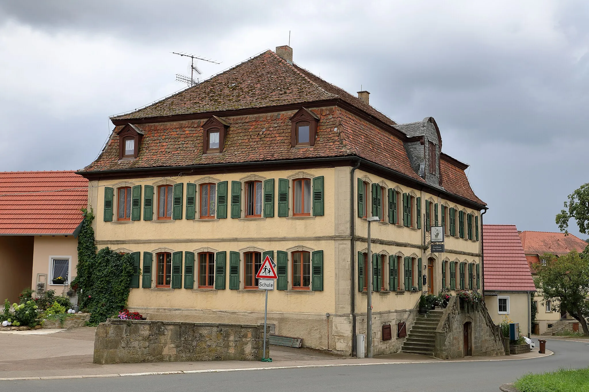 Photo showing: Der denkmalgeschützte ehemalige Gasthof Krone im Niederstettener Ortsteil Pfitzingen.