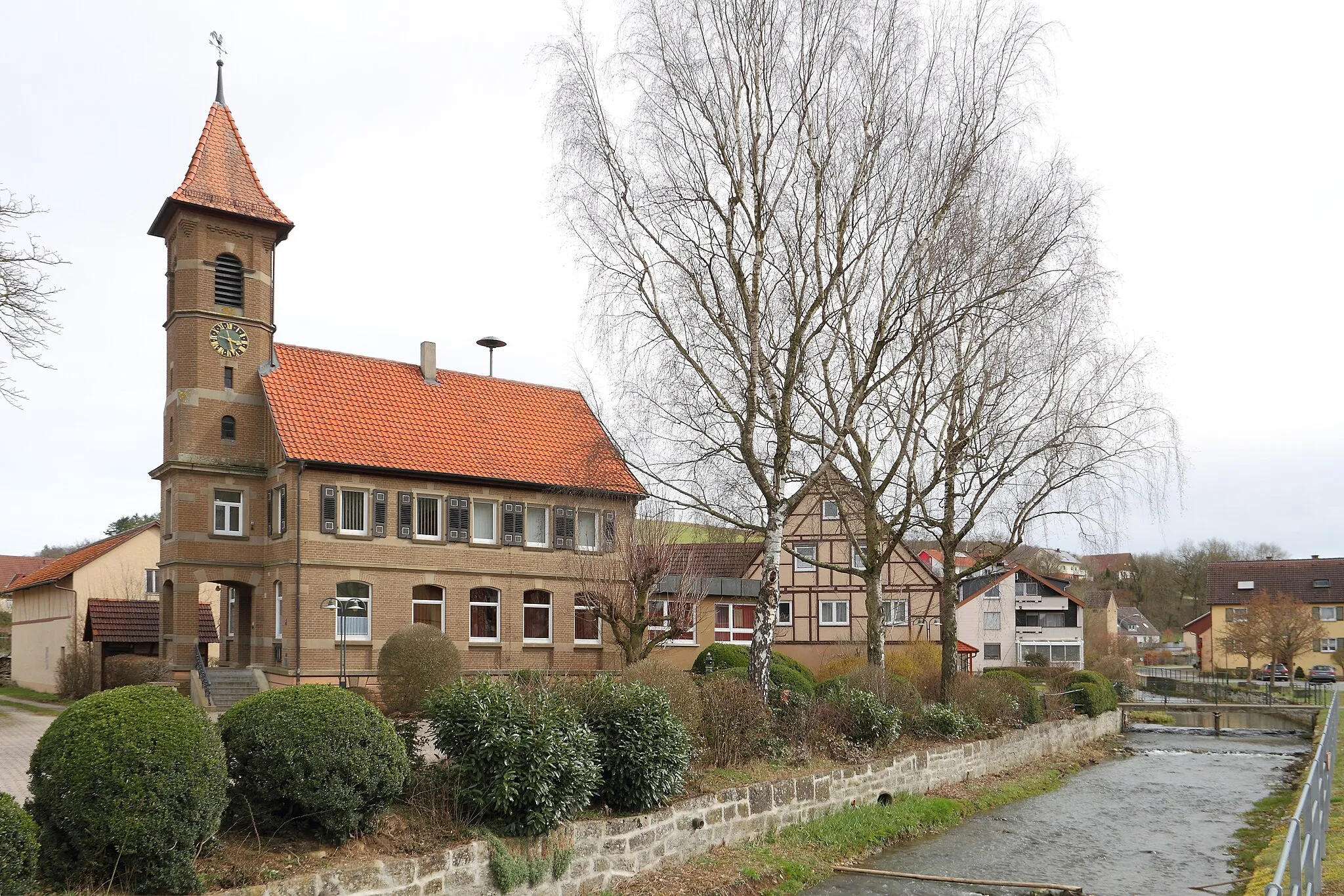 Photo showing: Der Aschbach in der Gemarkung Herrenzimmern mit dem denkmalgeschützten Alten Rathaus und Schule.