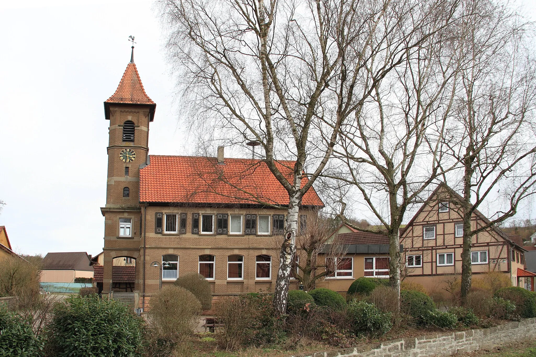 Photo showing: Das denkmalgeschützte ehemalige Rathaus und Schulgebäude im Niederstettener Ortsteil Herrenzimmern.