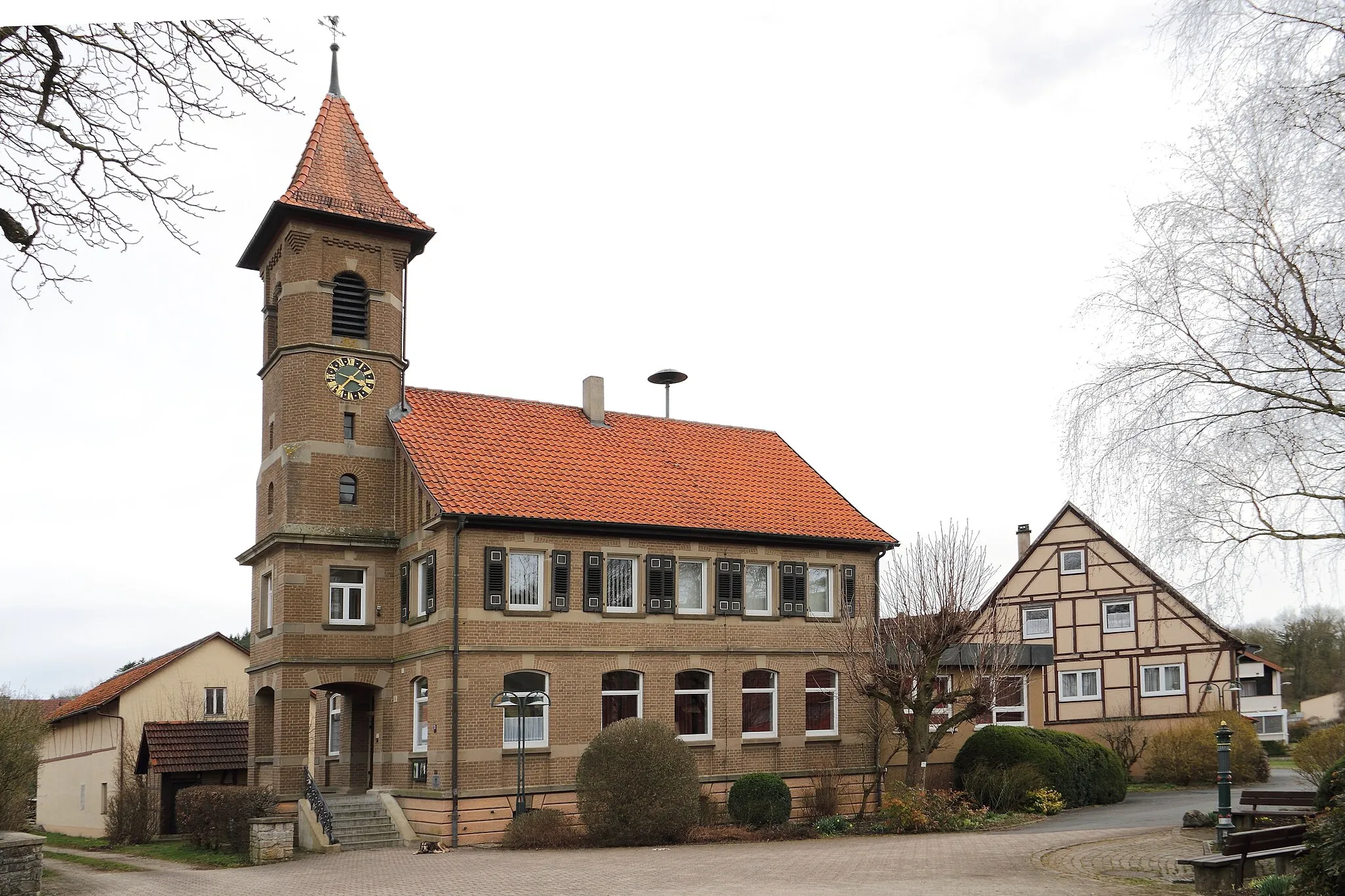 Photo showing: Das denkmalgeschützte ehemalige Rathaus und Schulgebäude im Niederstettener Ortsteil Herrenzimmern.