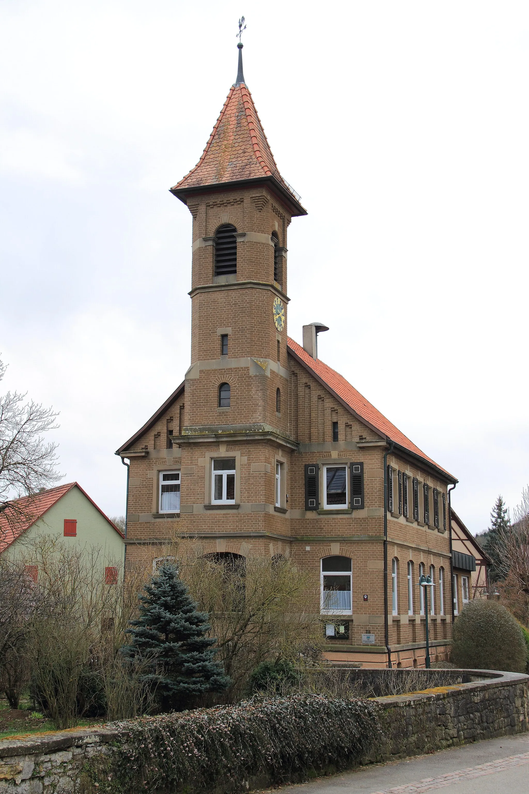Photo showing: Das denkmalgeschützte ehemalige Rathaus und Schulgebäude im Niederstettener Ortsteil Herrenzimmern.