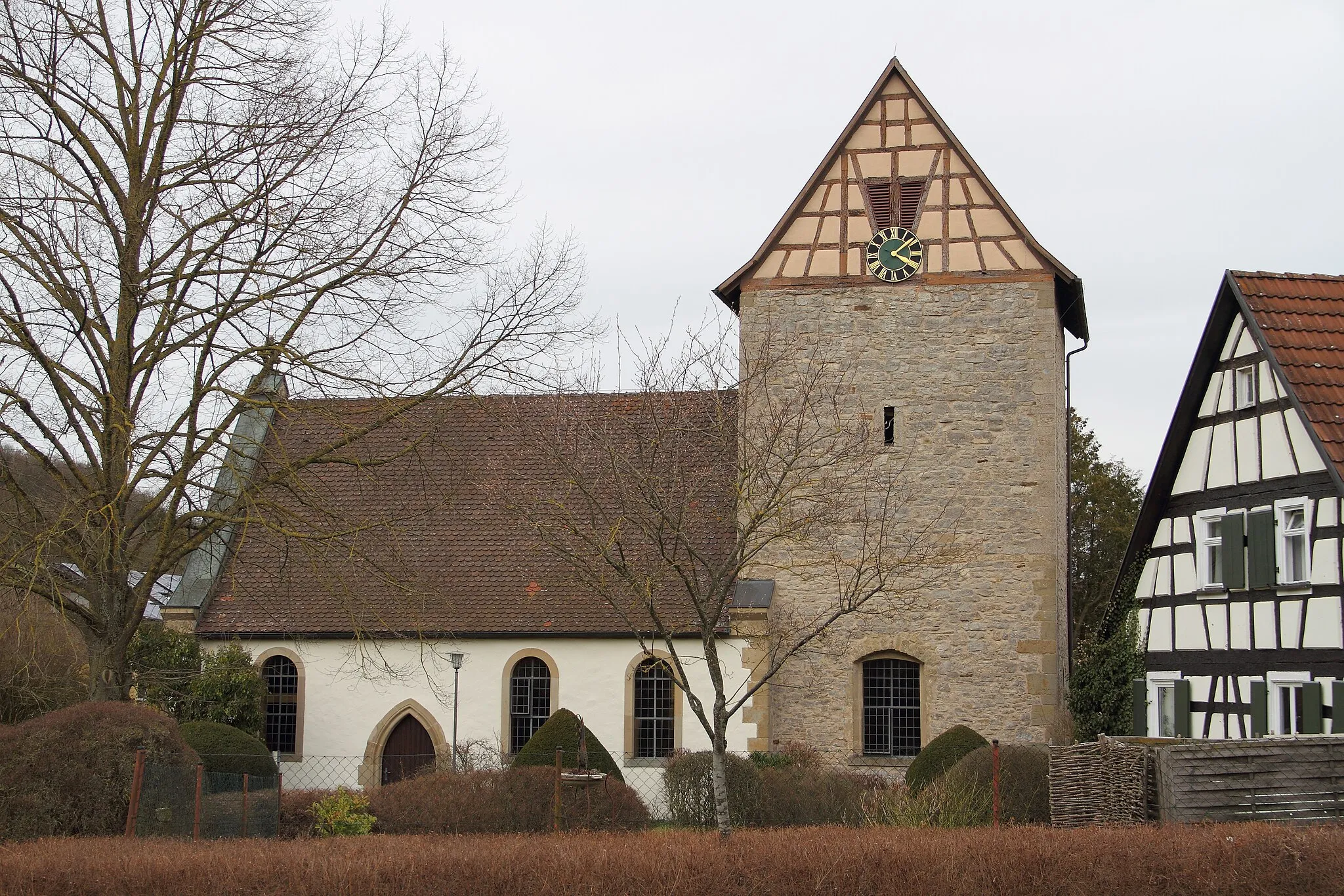 Photo showing: Die denkmalgeschützte evangelische Pfarrkirche aus dem 14. Jahrhundert im Niederstettener Ortsteil Rüsselhausen.